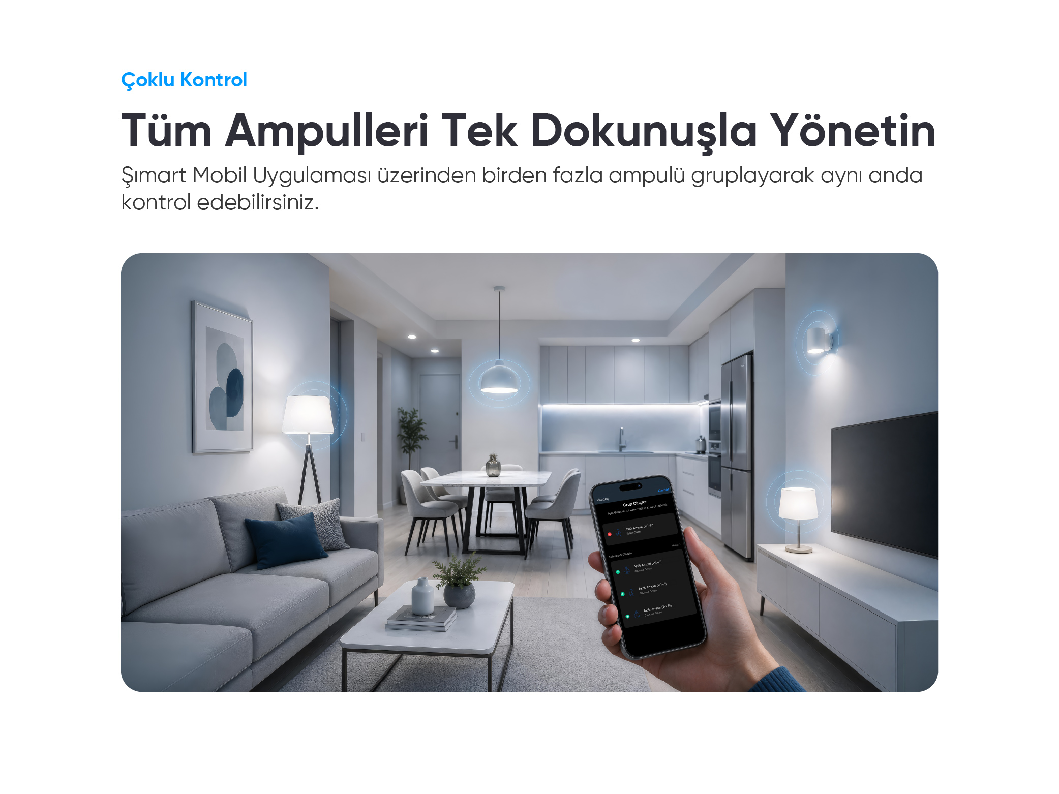 Modern bir oturma odasında birden fazla lambayı kontrol eden uygulamalı akıllı telefon tutan el.