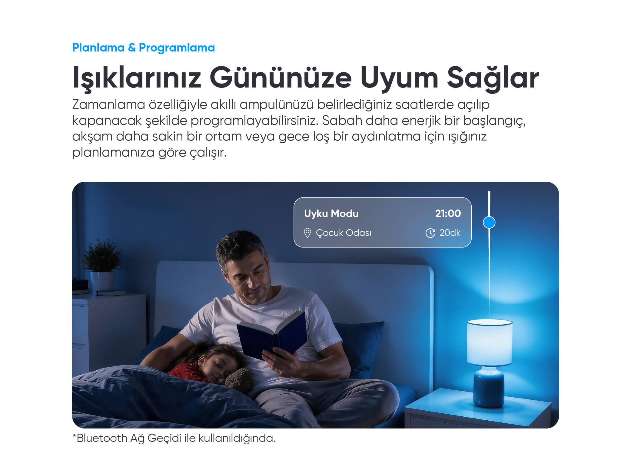 Bir adam yatakta mavi ışıklı bir lambanın yanında bir çocuğa kitap okuyor.