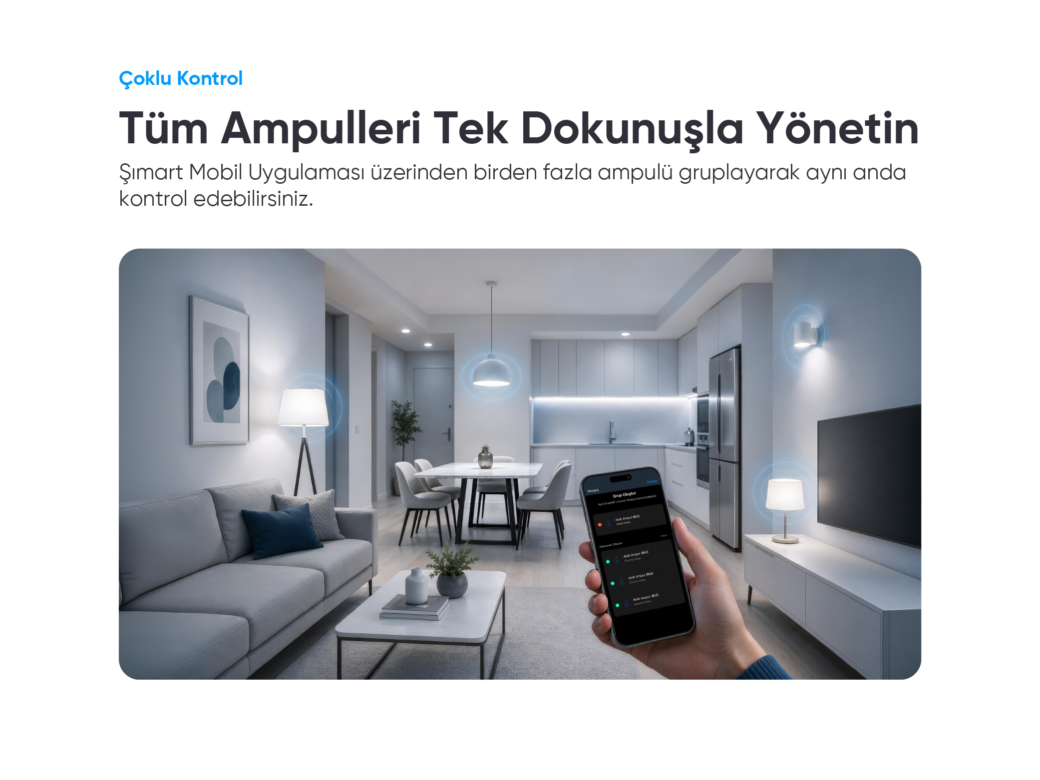 Eldeki akıllı telefon uygulamasıyla kontrol edilen aydınlatmalara sahip modern bir oturma odası.