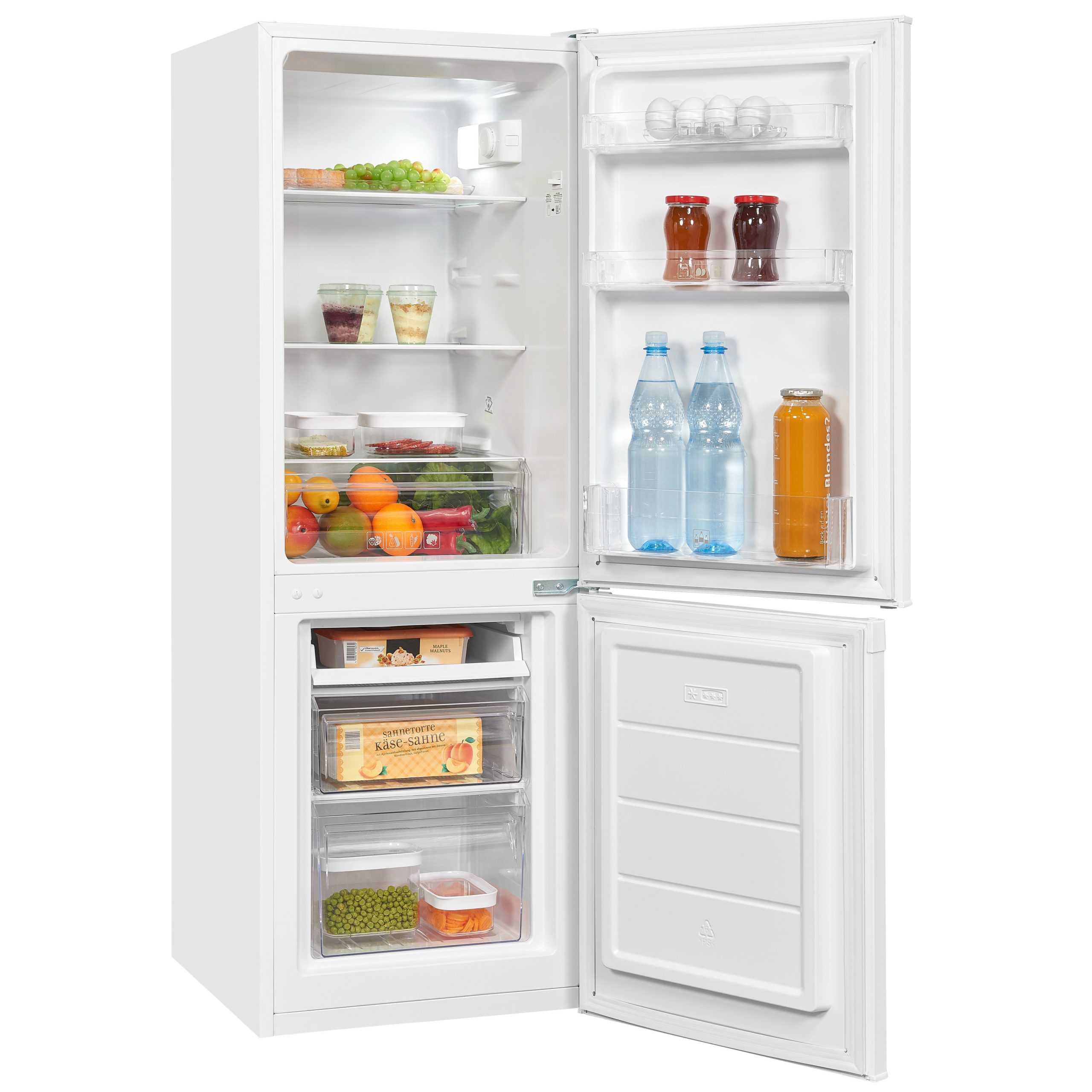 Ein weißer Kühlschrank mit offener Tür, gefüllt mit Obst, Gemüse, Getränken und Lebensmitteln in den Regalen.