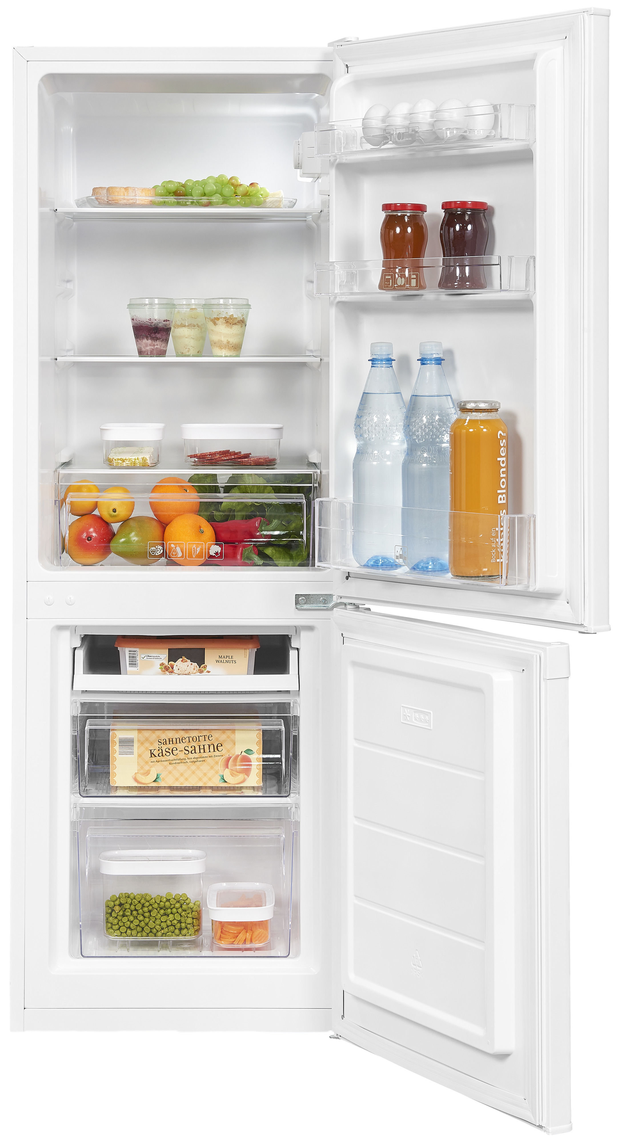 Ein offener weißer Kühlschrank gefüllt mit frischem Obst, Getränken und Lebensmitteln auf den Regalen und in den Türen.