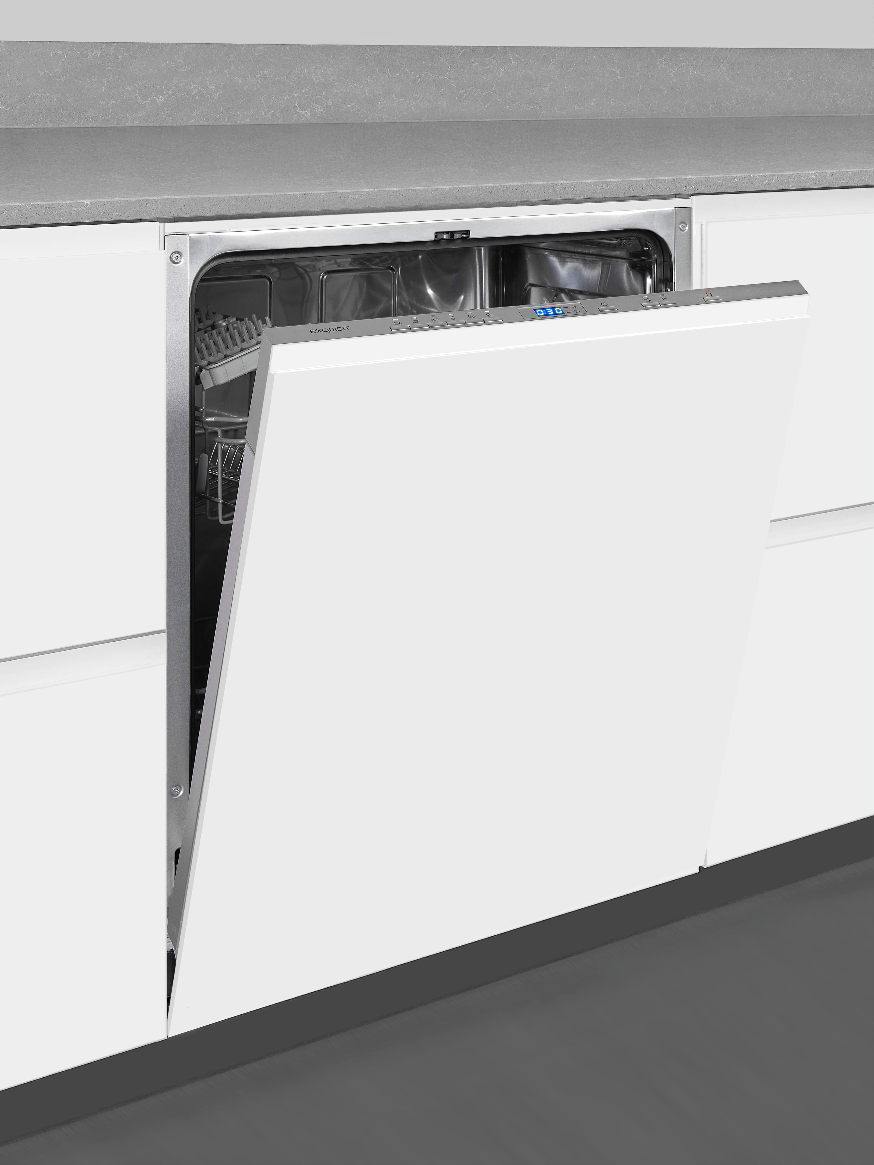 Lavavajillas blanco empotrado en una cocina blanca con la puerta abierta.