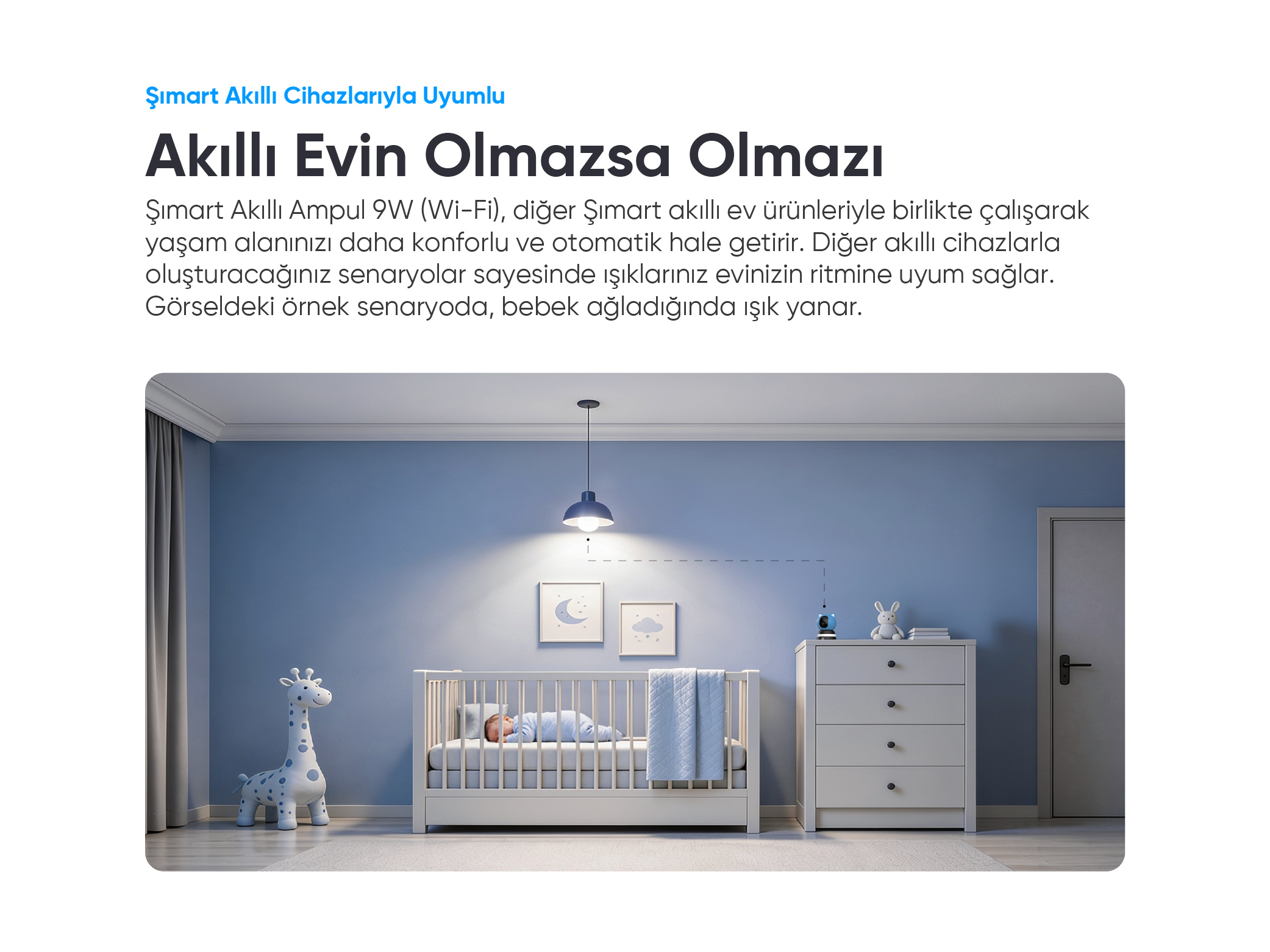Mavi bebek odasında beyaz beşiğinde uyuyan bebek, sarkıt lamba, komodin ve peluş zürafa.