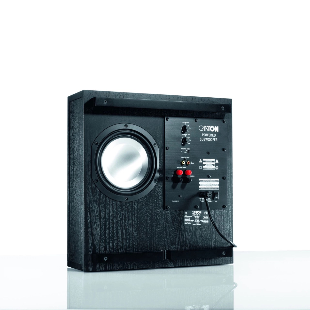 Ein schwarzer aktiver Subwoofer von Canton mit silberner Lautsprechermembran auf weißer Fläche.
