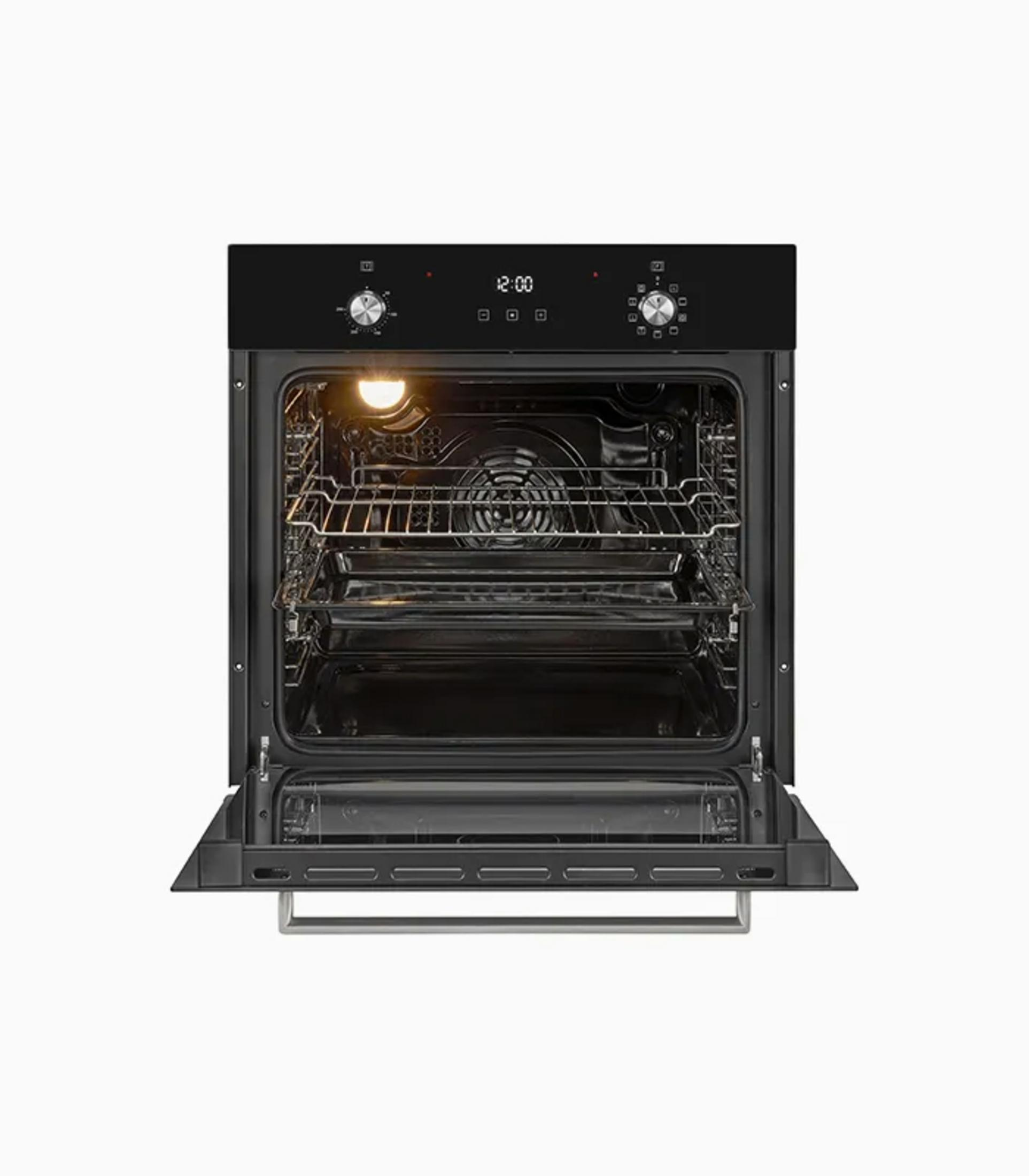 Horno negro con puerta abierta, interior iluminado y rejillas metálicas sobre fondo blanco.