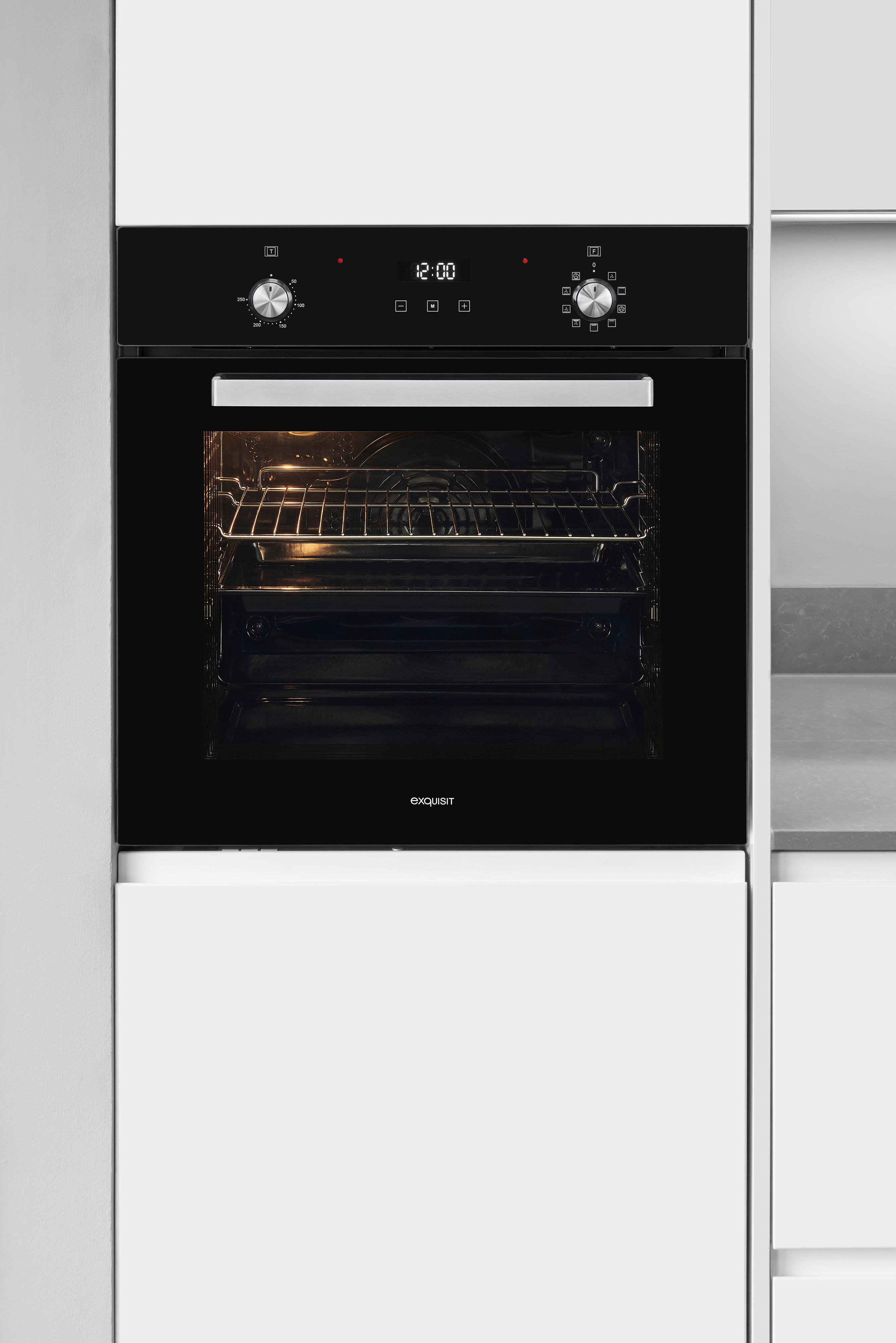 Un horno negro empotrado en una cocina blanca con interior iluminado, dos mandos de control y un reloj digital.