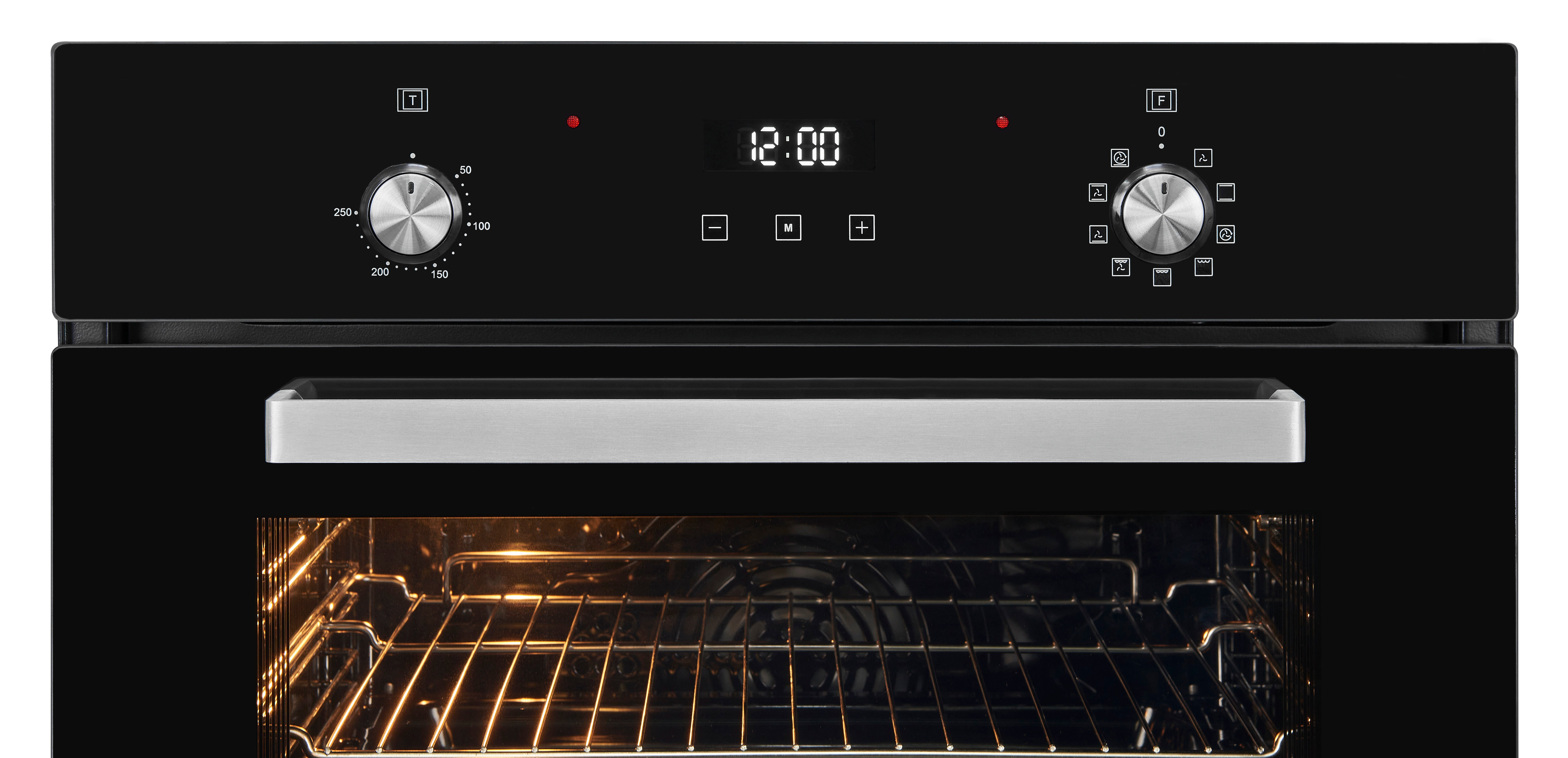 Un horno negro con perillas plateadas, una pantalla digital y una puerta de vidrio iluminada.