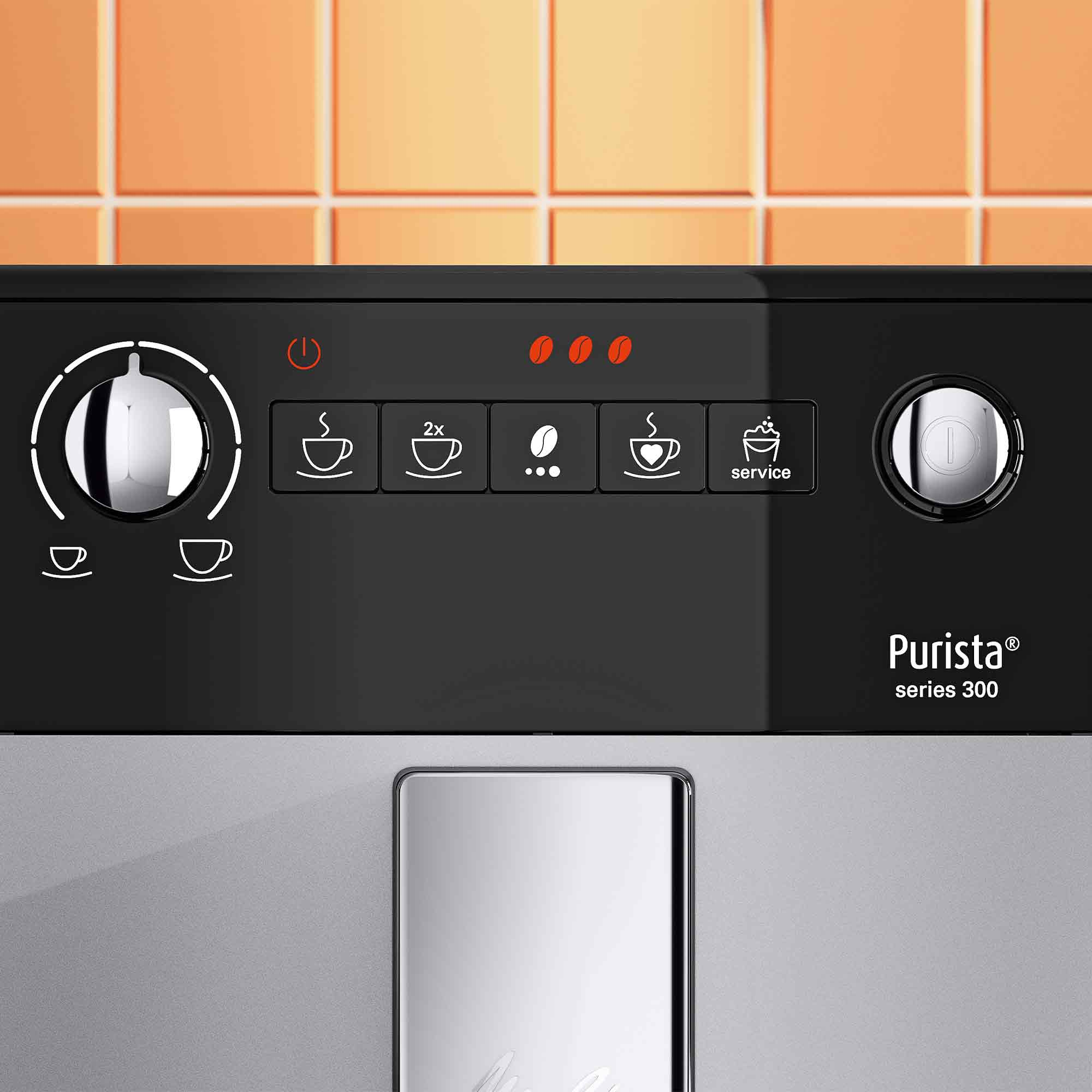 Bedieningspaneel van een zwart-zilveren Purista series 300 koffiemachine met knoppen en iconen tegen oranje tegels.