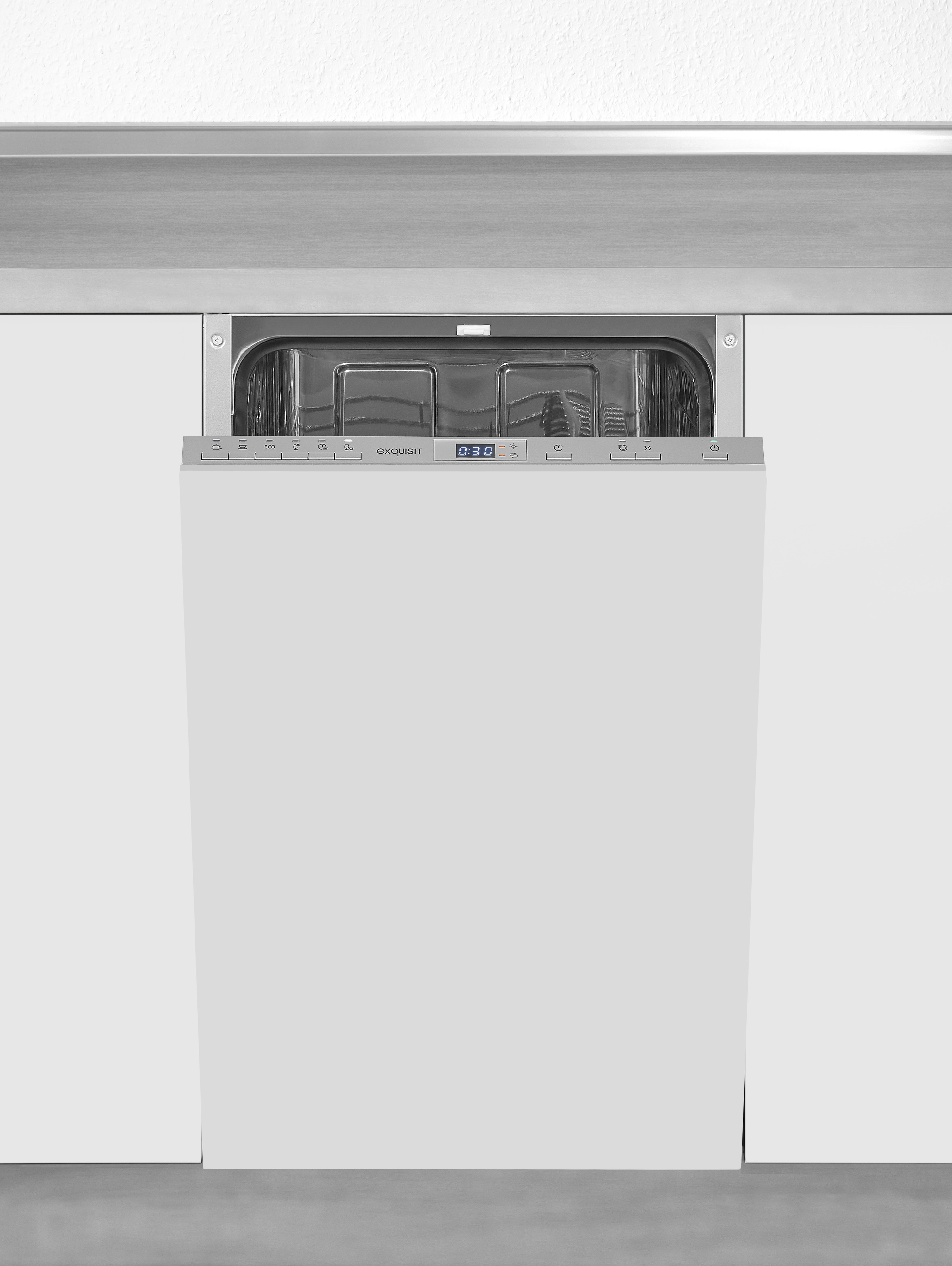 Lavavajillas blanco empotrado con puerta abierta y pantalla digital, integrado en una cocina moderna.