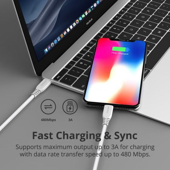Beyaz kabloyla dizüstü bilgisayar yanında şarj olan akıllı telefon, hızlı şarj ve senkronizasyon metni.