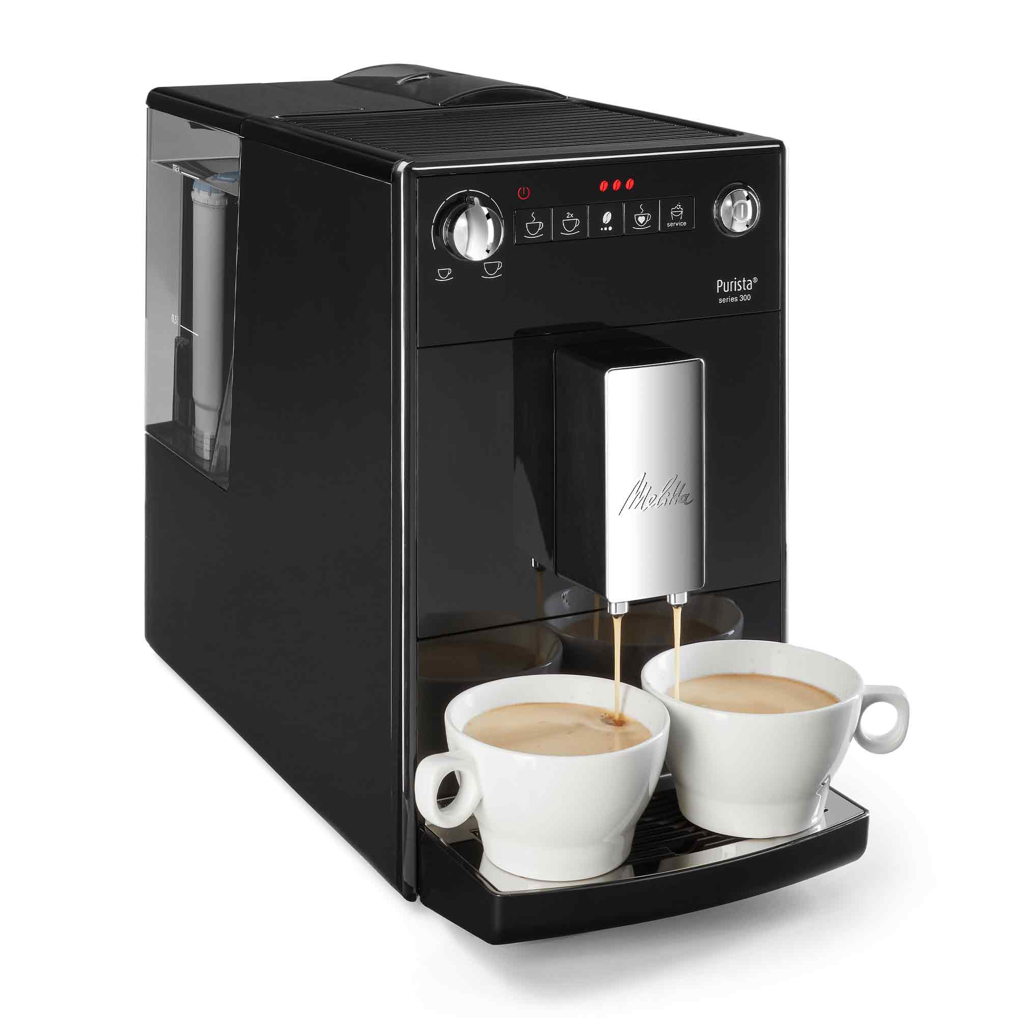 Macchina da caffè nera Melitta Purista che versa il caffè in due tazzine bianche su sfondo bianco.
