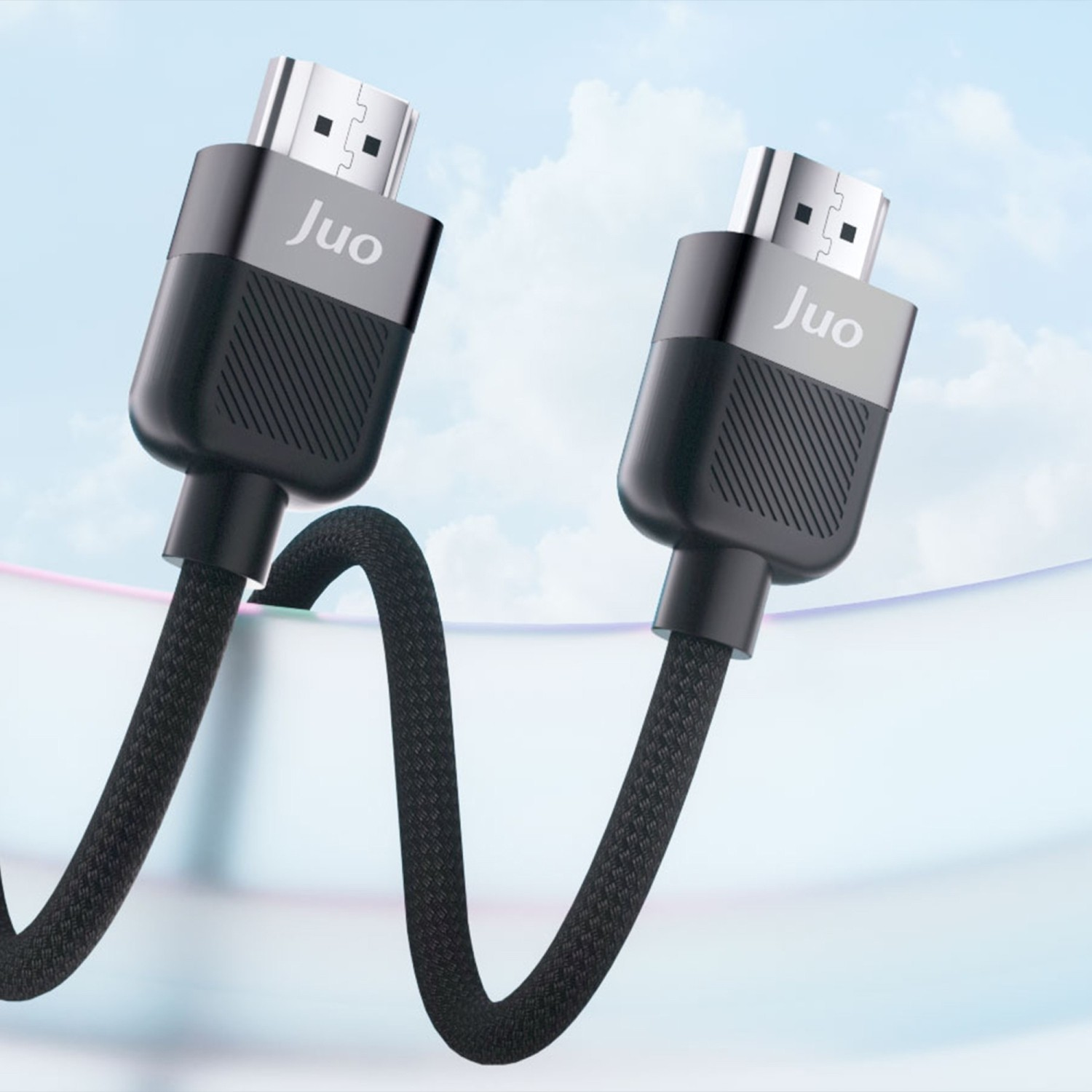Mavi gökyüzüne karşı örülü kordonlu iki siyah Juo HDMI kablosu.