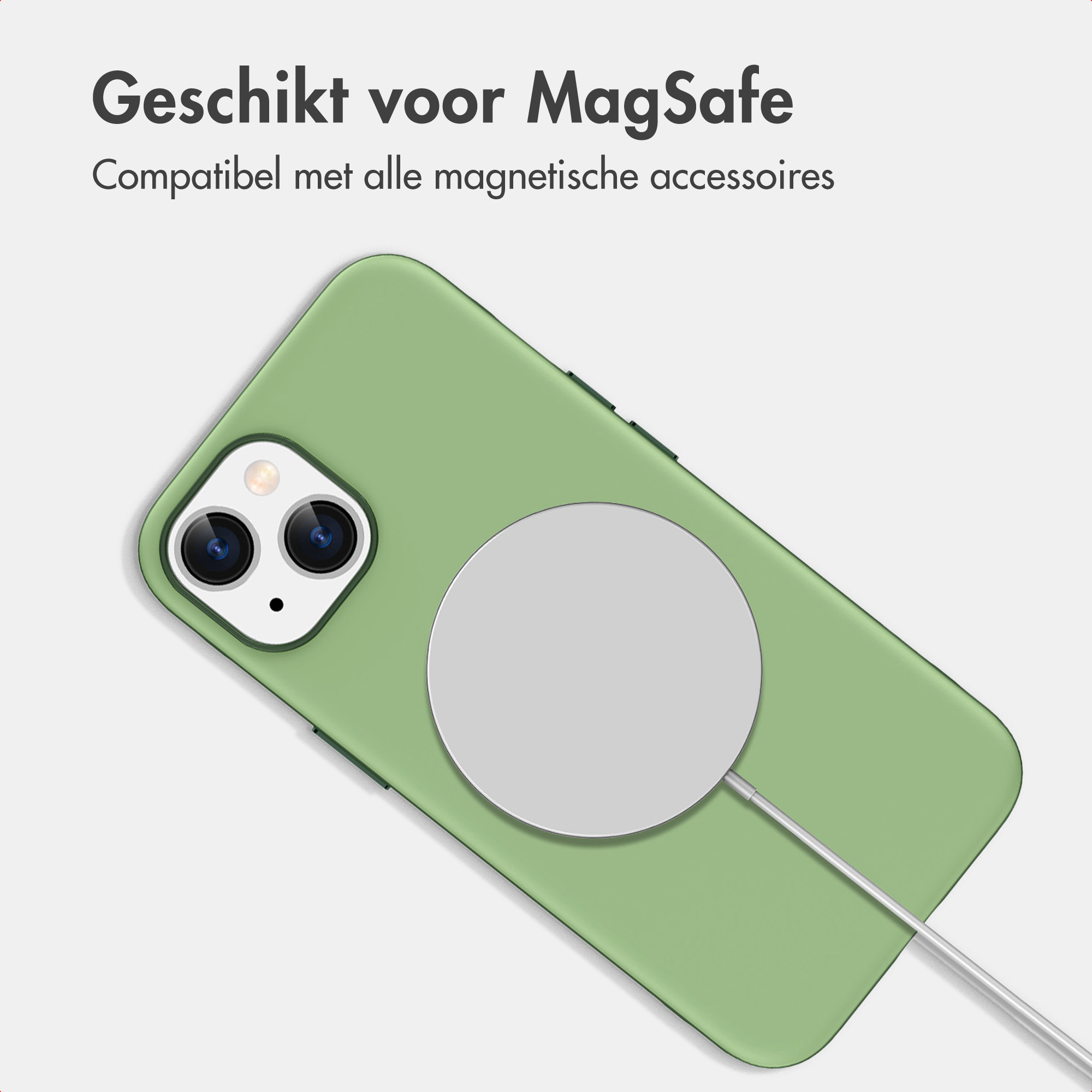 Eine hellgrüne Handyhülle mit angeschlossenem MagSafe-Ladegerät auf der Rückseite, vor hellgrauem Hintergrund.