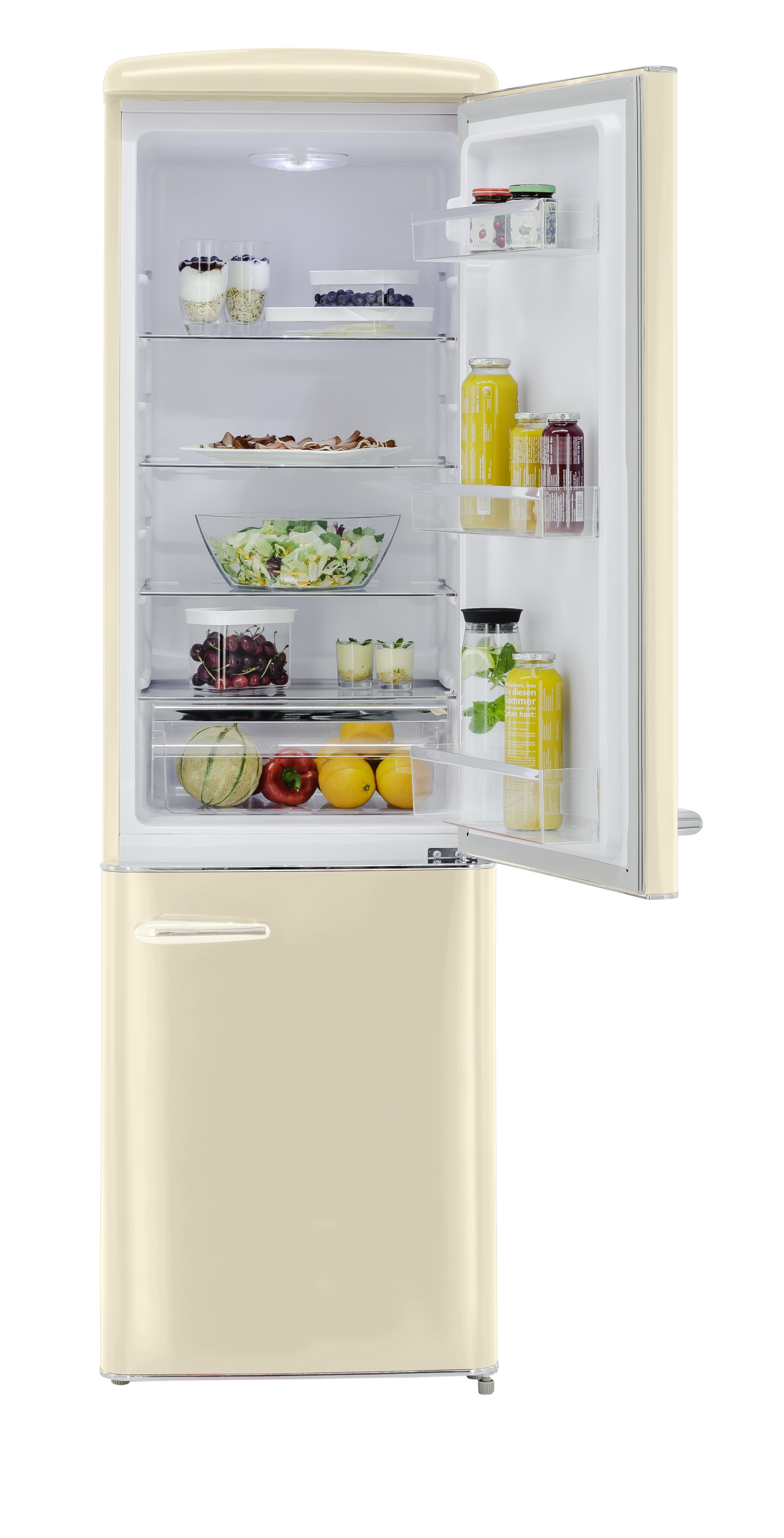 Ein offener cremefarbener Retro-Kühlschrank, gefüllt mit frischen Lebensmitteln, Gemüse, Obst und Getränken.