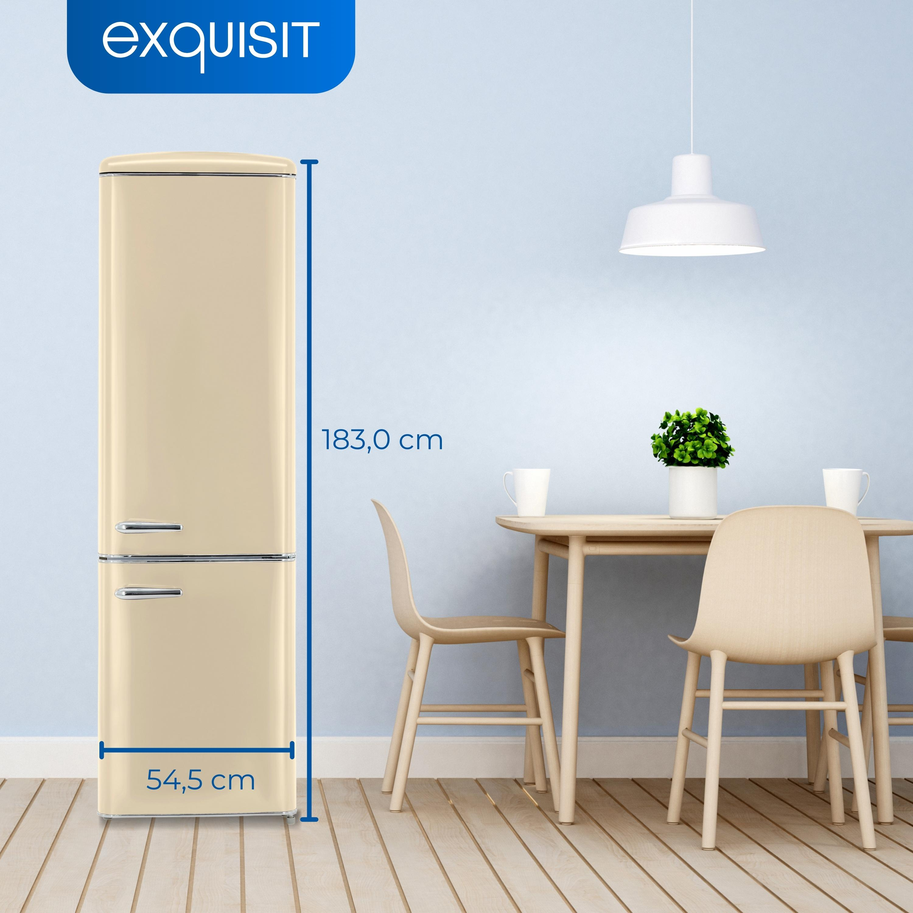 Beigefarbener Retro-Kühlschrank in einer Küche mit Holzboden, Esstisch und Stühlen.