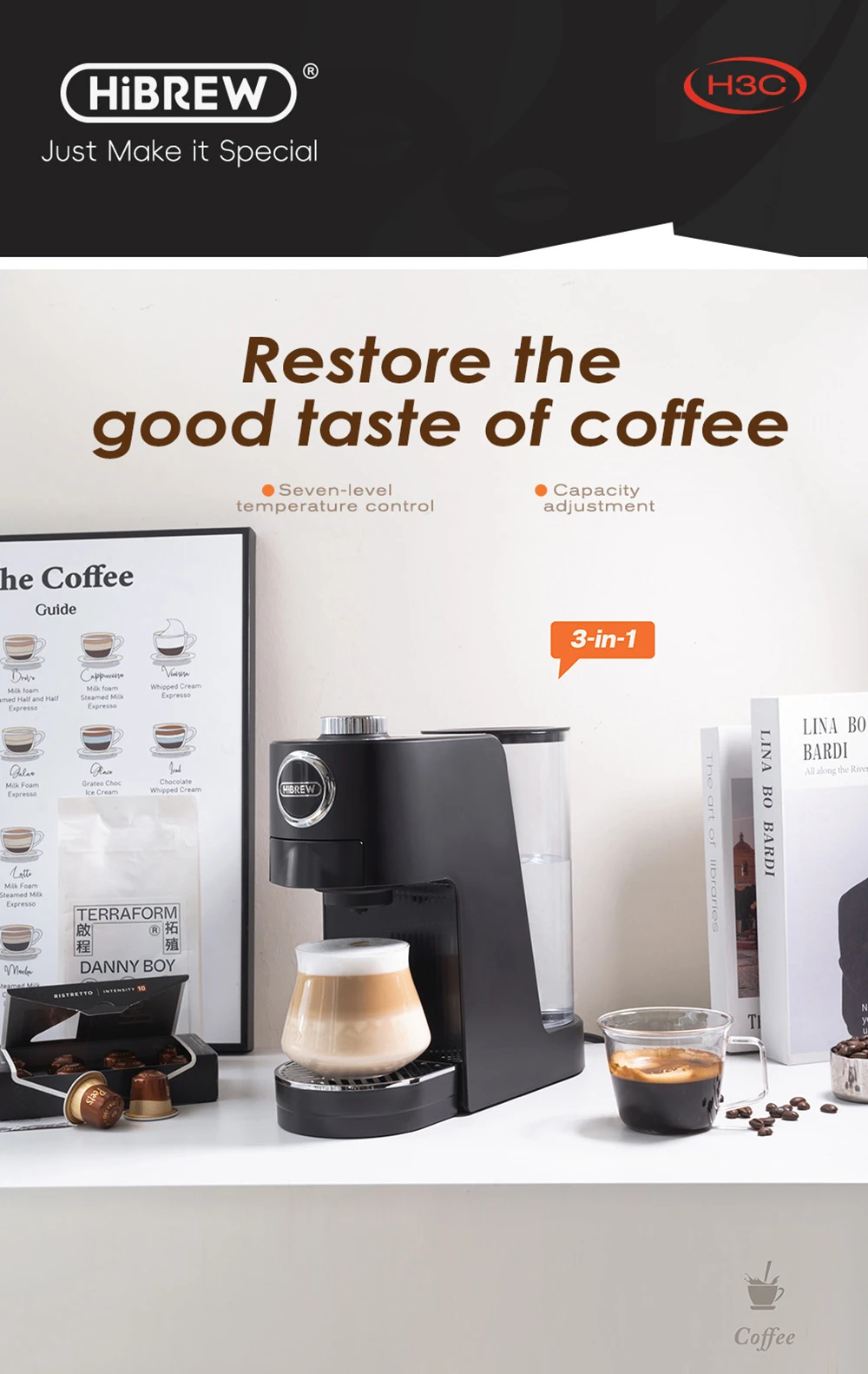 Una cafetera negra HiBrew con una taza de café, cápsulas de café y libros al fondo.
