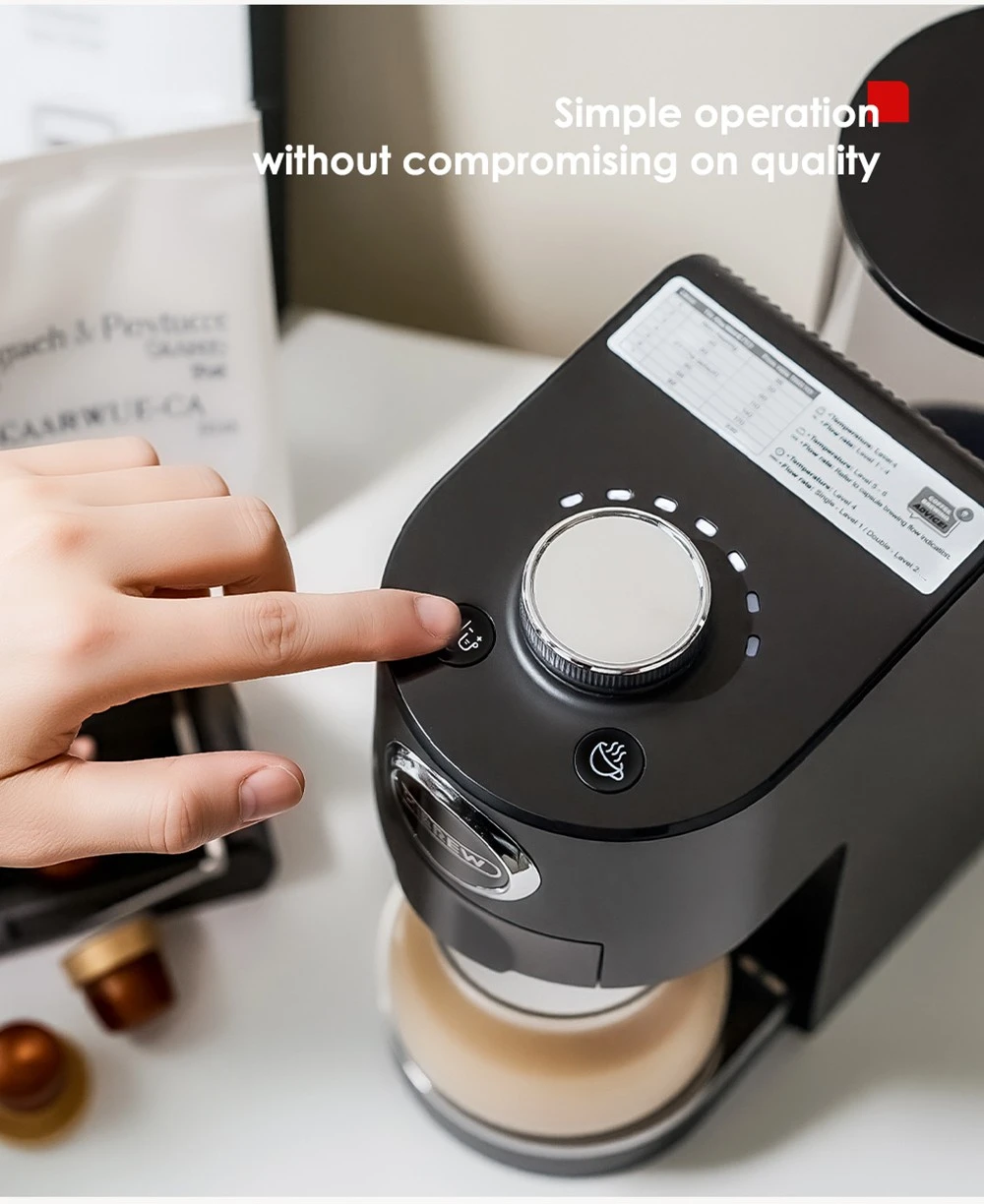 Mano preme il pulsante su una moderna macchina da caffè nera con display.
