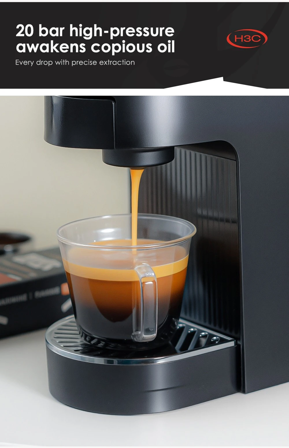 Una macchina da caffè nera versa espresso fresco in una tazza di vetro trasparente.