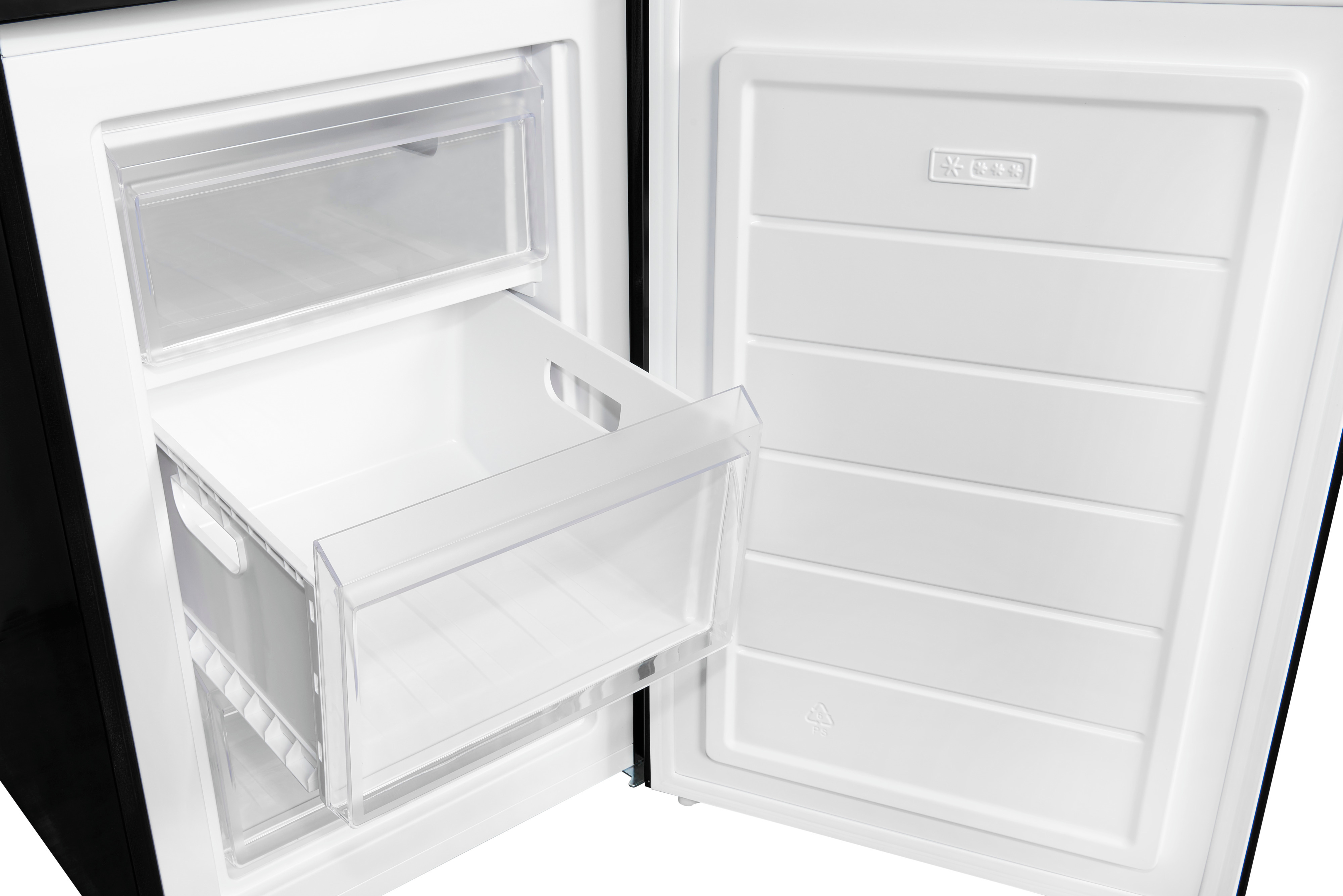 Congelador blanco abierto con un cajón transparente extraído.