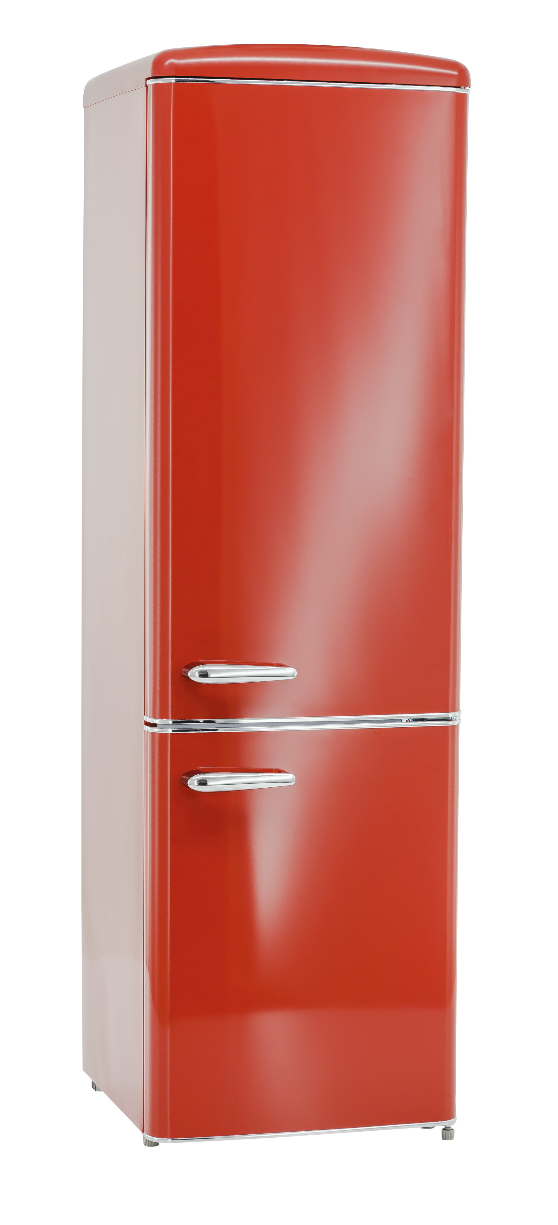 Ein roter Retro-Kühlschrank mit Chromgriffen auf einem weißen Hintergrund.