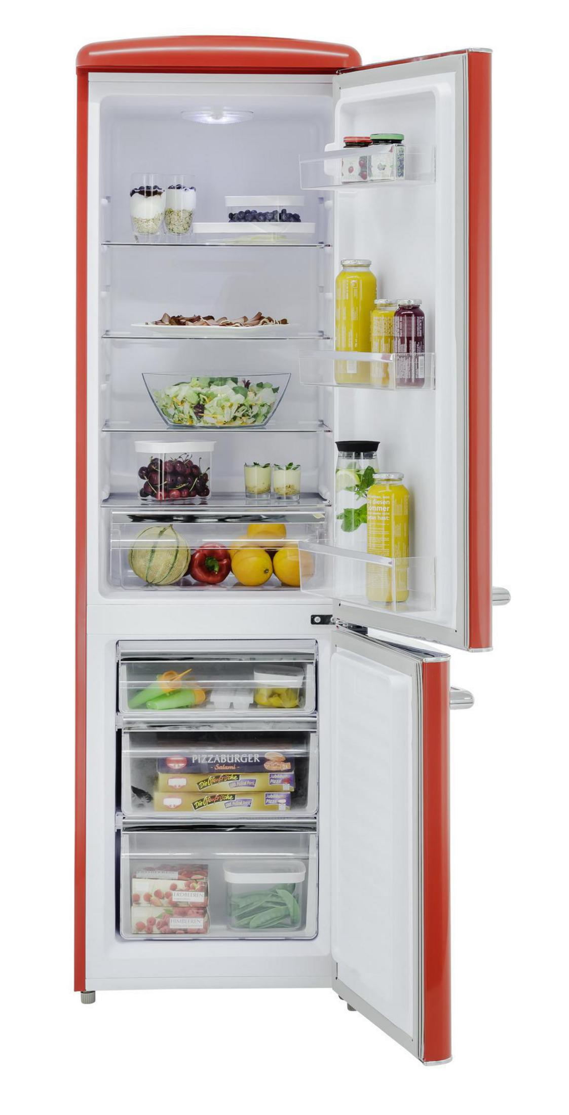Ein geöffneter roter Kühlschrank gefüllt mit frischen Lebensmitteln, Salat, Obst und Tiefkühlkost.