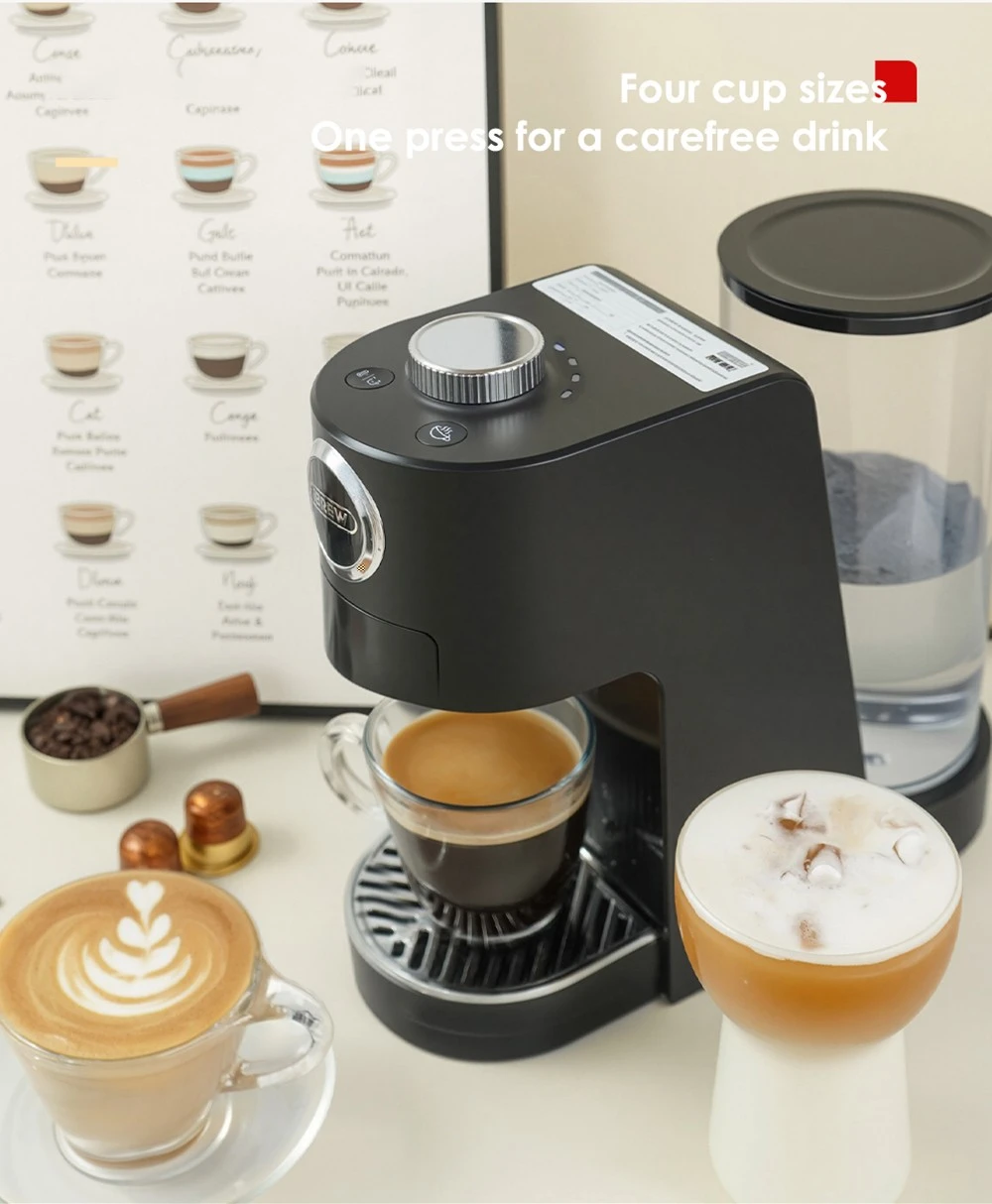Macchina da caffè nera con caffè appena fatto e latte art sul tavolo.