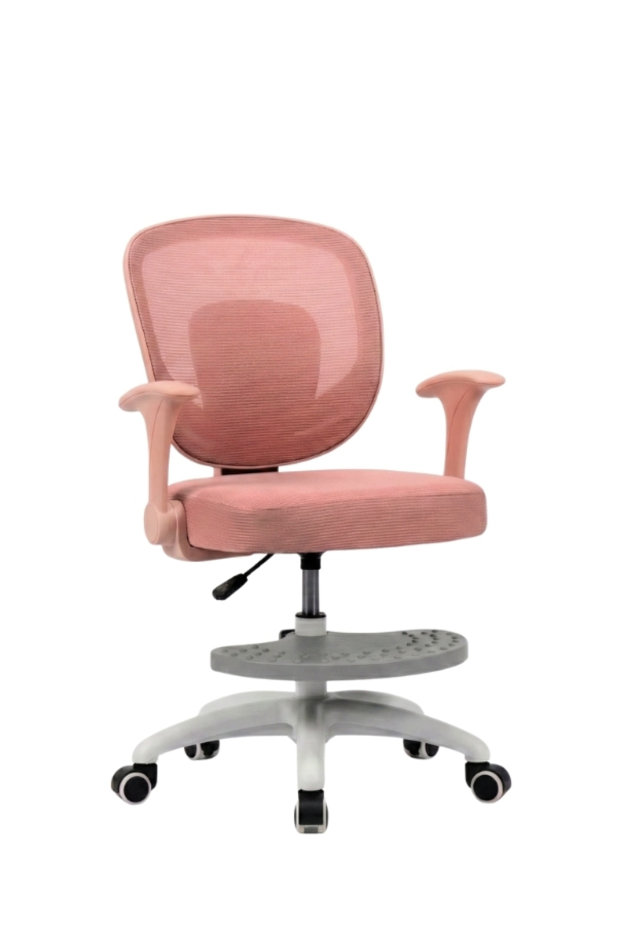 Beyaz arka planda ayak dayama yeri ve tekerlekleri olan ergonomik pembe çocuk ofis koltuğu.