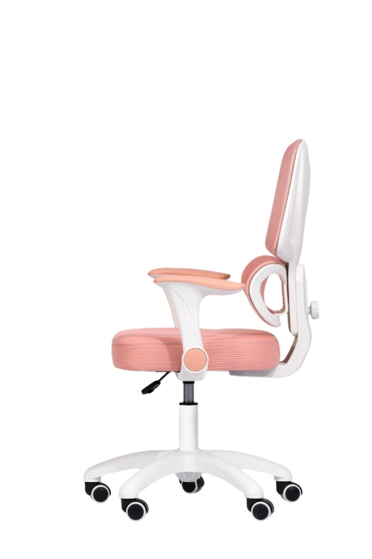 Beyaz arka planda tekerlekli, pembe ve beyaz ergonomik ofis sandalyesinin yan görünümü.