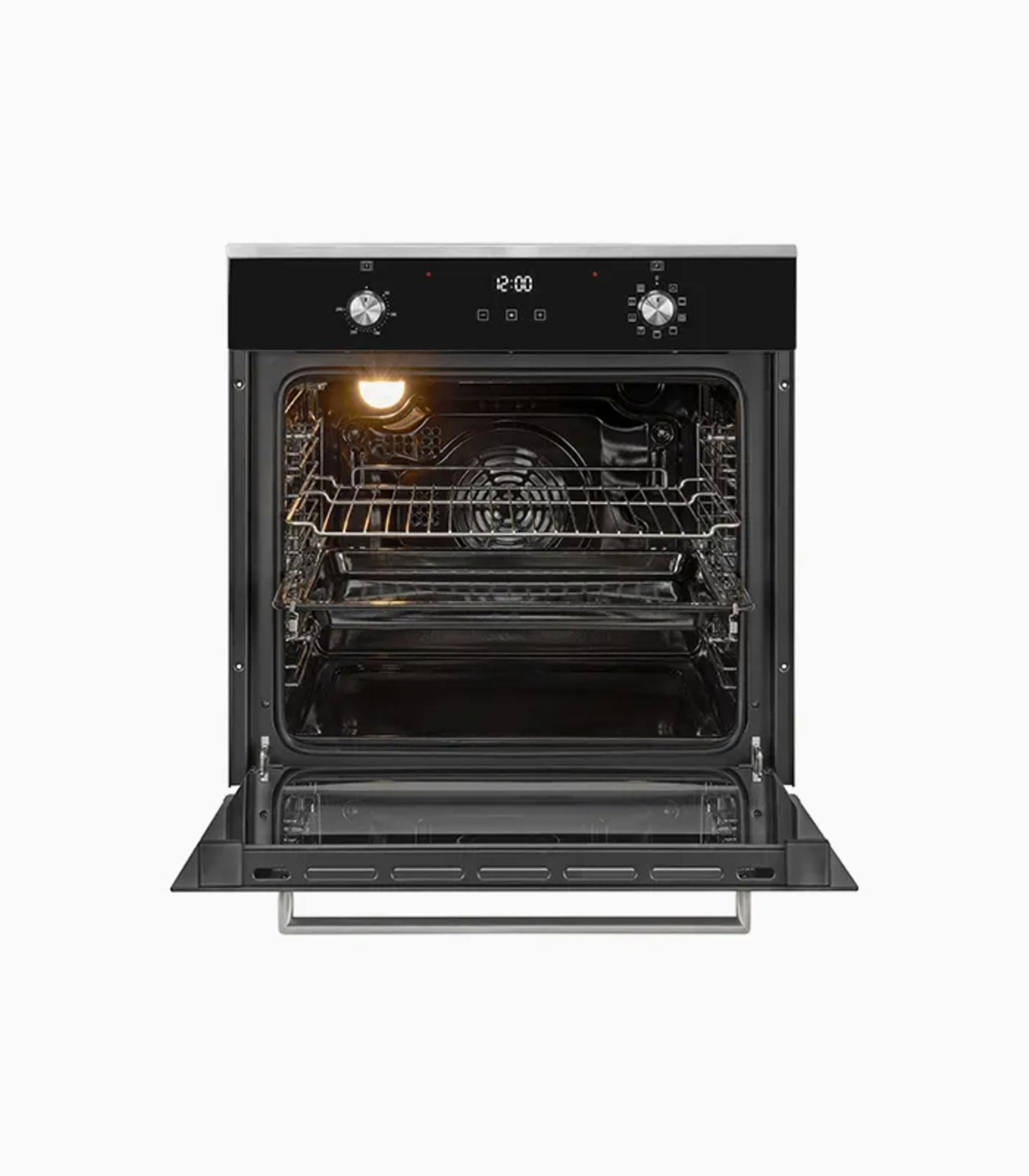 Vista frontal de un horno negro moderno con puerta abierta, interior iluminado y rejillas.