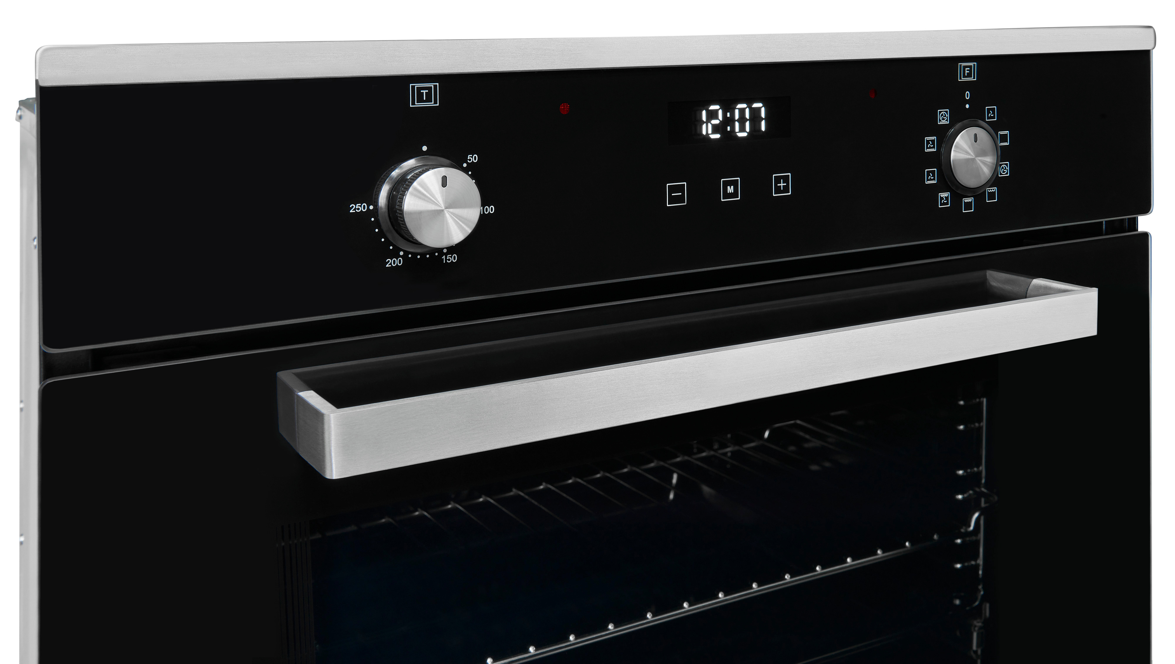 Un horno negro con panel plateado, dos perillas, un reloj digital y una manija grande.