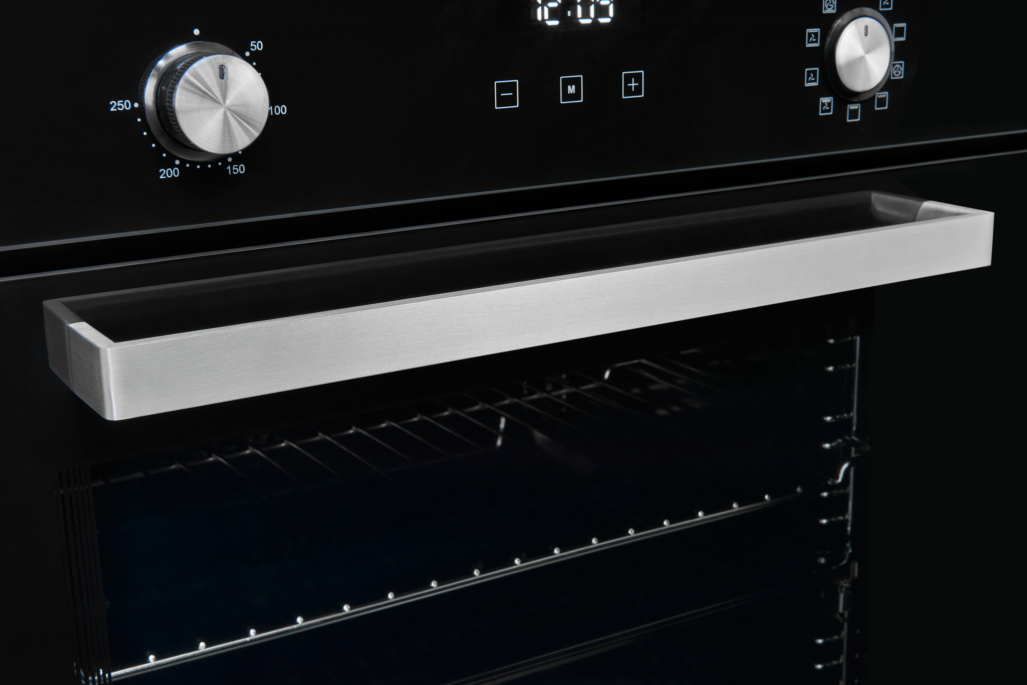 Horno negro con mandos plateados, pantalla digital y un largo tirador de acero inoxidable en la puerta.