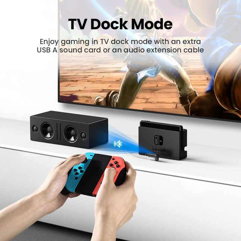 TV Dock Modu: Eller, bir Nintendo Switch ve ekran önünde bir kontrolcü tutuyor.