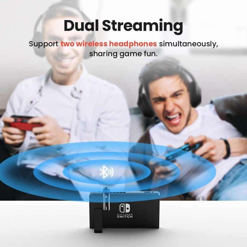 İki kişi kulaklık takarak ve bir Nintendo Switch adaptörüyle oyun oynuyor.