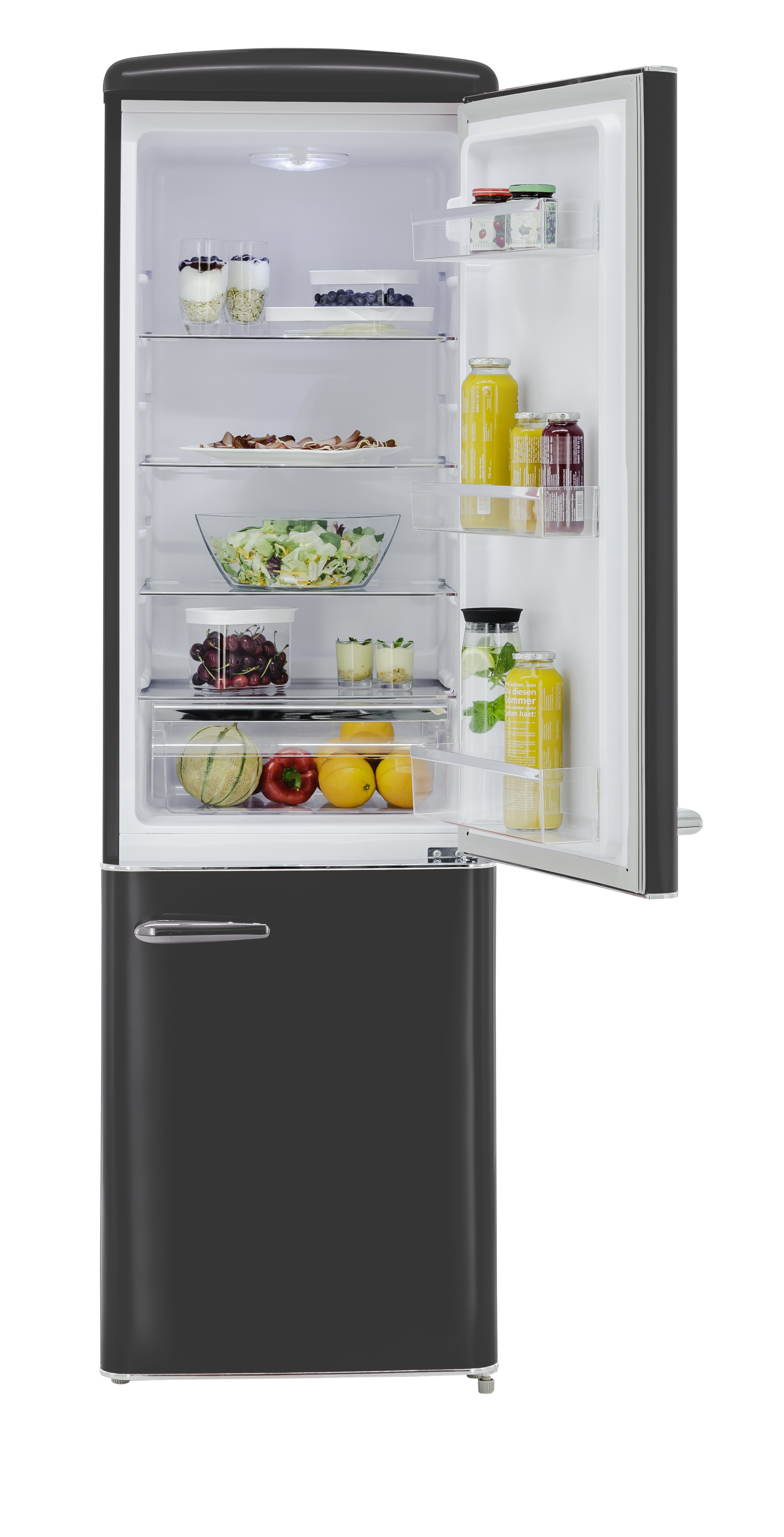 Ein offener schwarzer Retro-Kühlschrank gefüllt mit frischem Obst, Gemüse, Getränken und Salat auf den Glasböden.