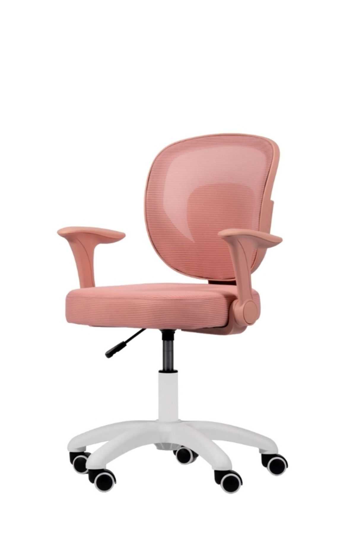 Beyaz arka planda file sırtlı, beyaz tabanlı ve tekerlekli pembe ergonomik ofis koltuğu.