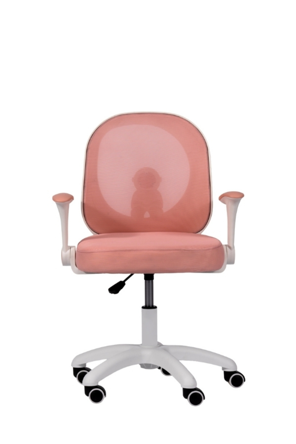 Beyaz arka planda beyaz ayaklı ve tekerlekli pembe bir ofis sandalyesi.