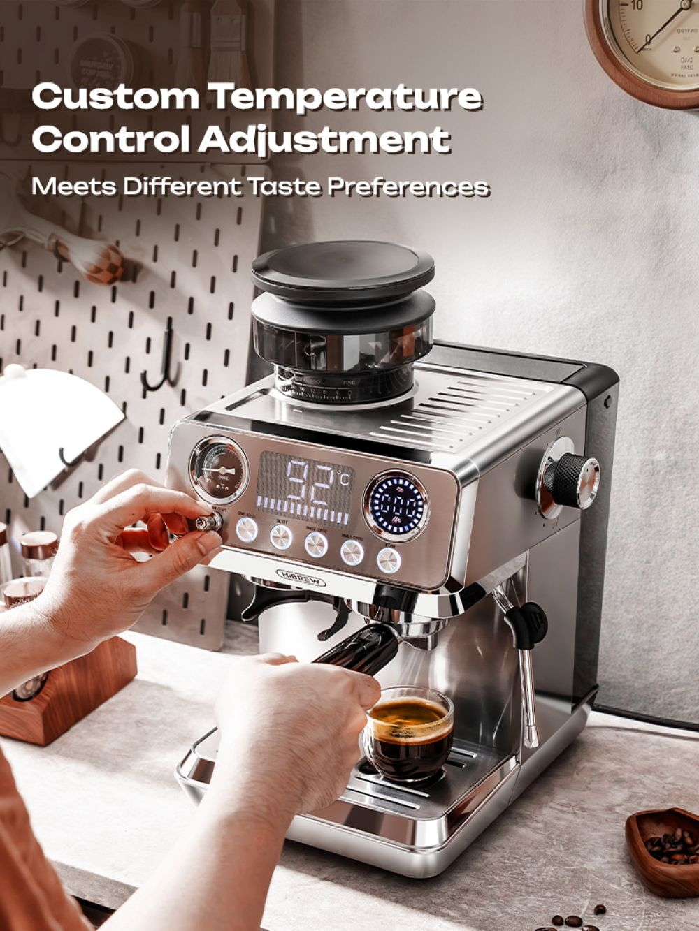Una persona usa una máquina de café espresso de acero inoxidable para preparar café.