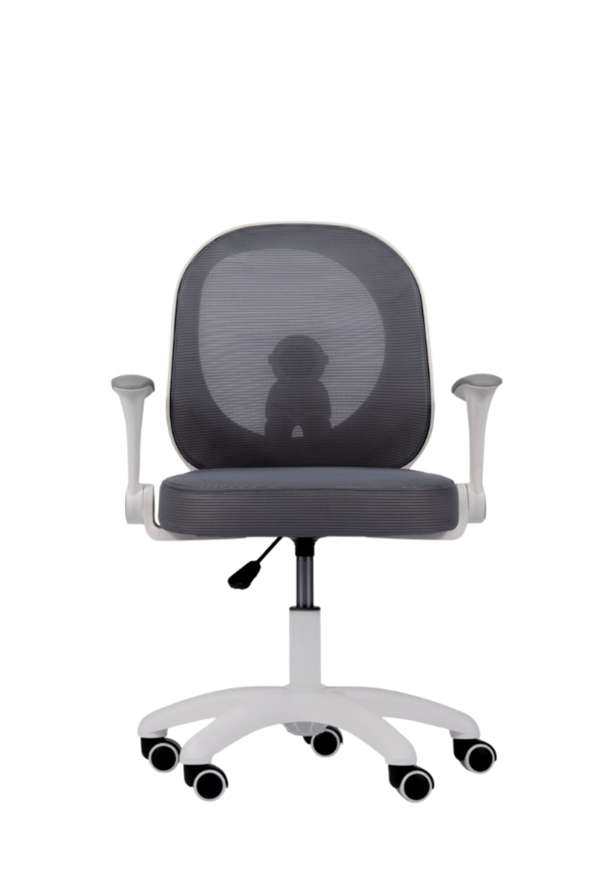 Gri file sırtlı, beyaz ayaklı ve tekerlekli modern ergonomik ofis koltuğu, beyaz arka planda.