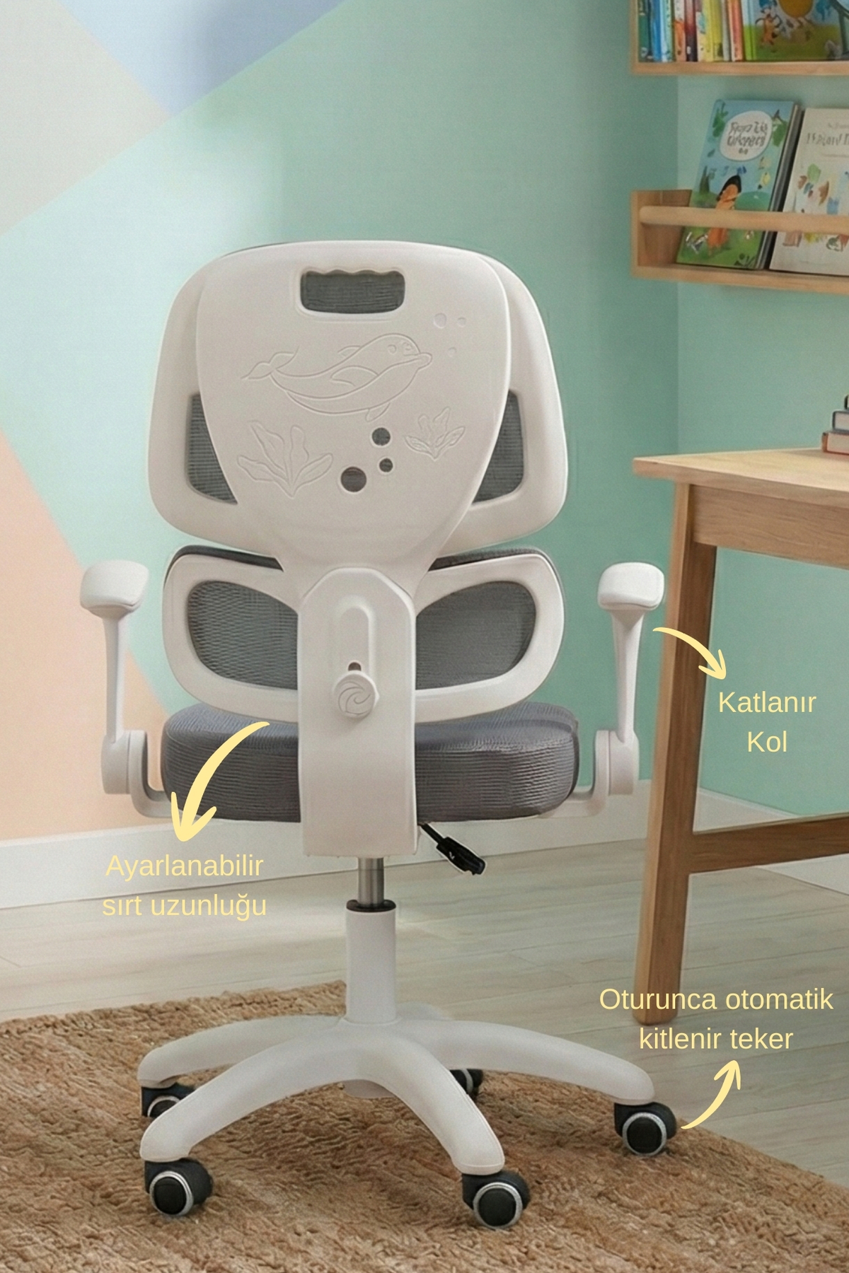 Pastel duvar önünde yunus motifli sırtlığı ve gri minderi olan ergonomik beyaz çocuk çalışma koltuğu.