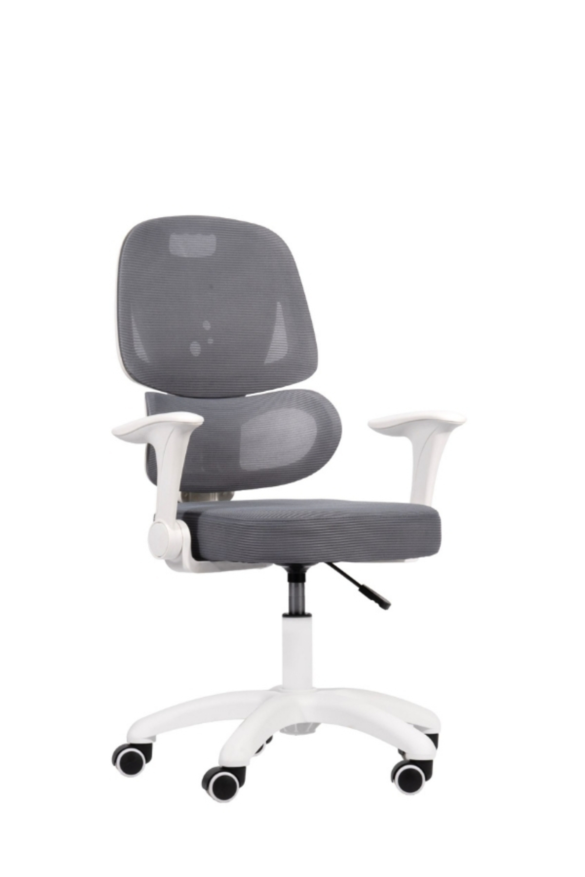 Gri fileli, beyaz ayakli ve tekerlekli modern ergonomik ofis koltugu, beyaz arka planda.