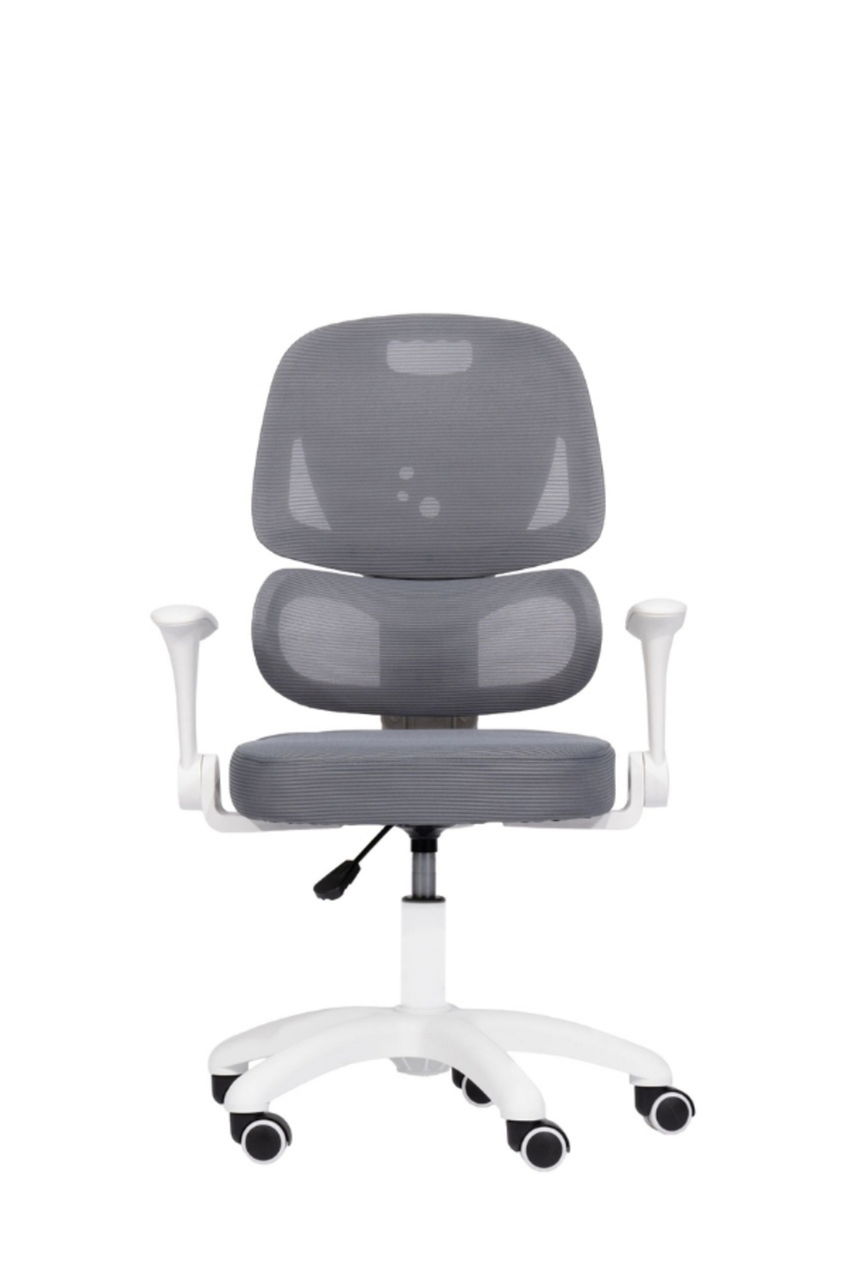 Beyaz arka planda beyaz ayaklı ve tekerlekli gri ergonomik ofis koltuğu.