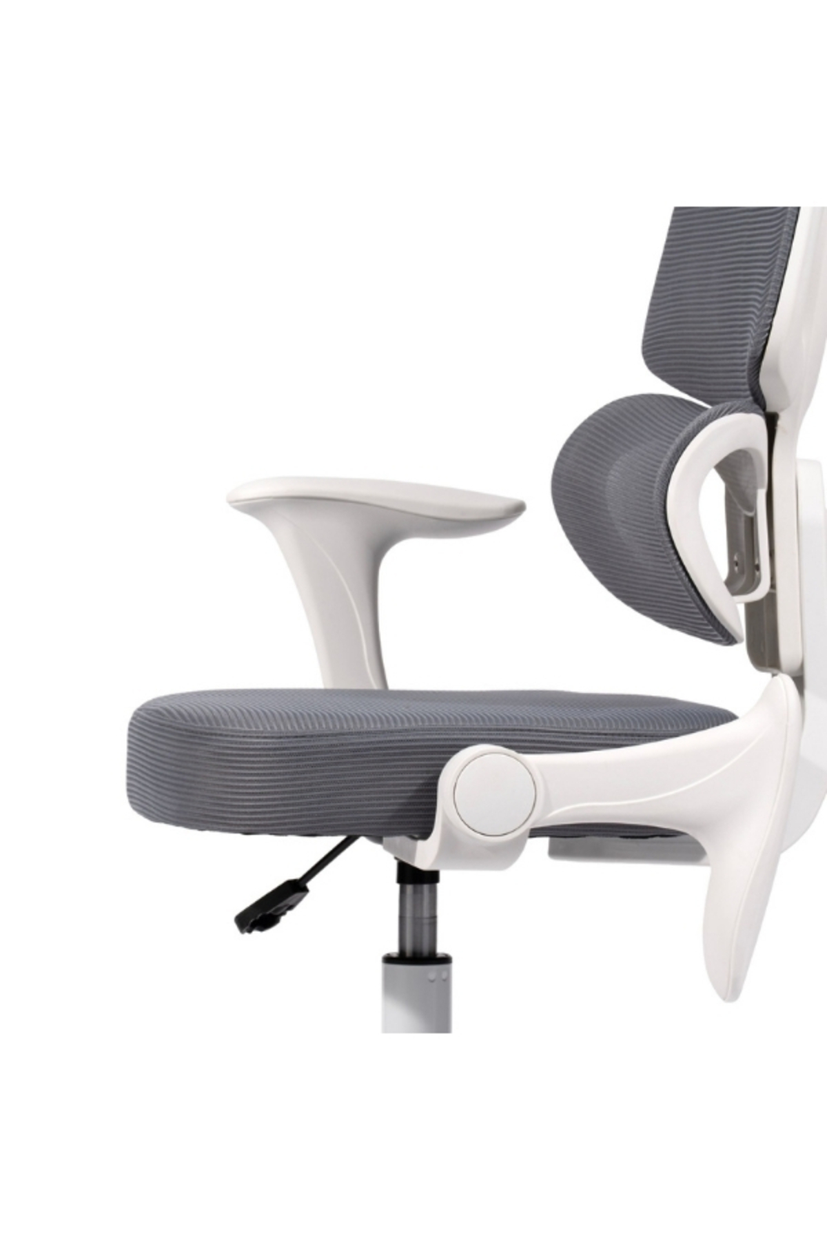 Beyaz gövdeli, gri fileli oturma yeri, sırtlığı ve bel desteği olan modern bir ergonomik ofis sandalyesinin yakın planı.