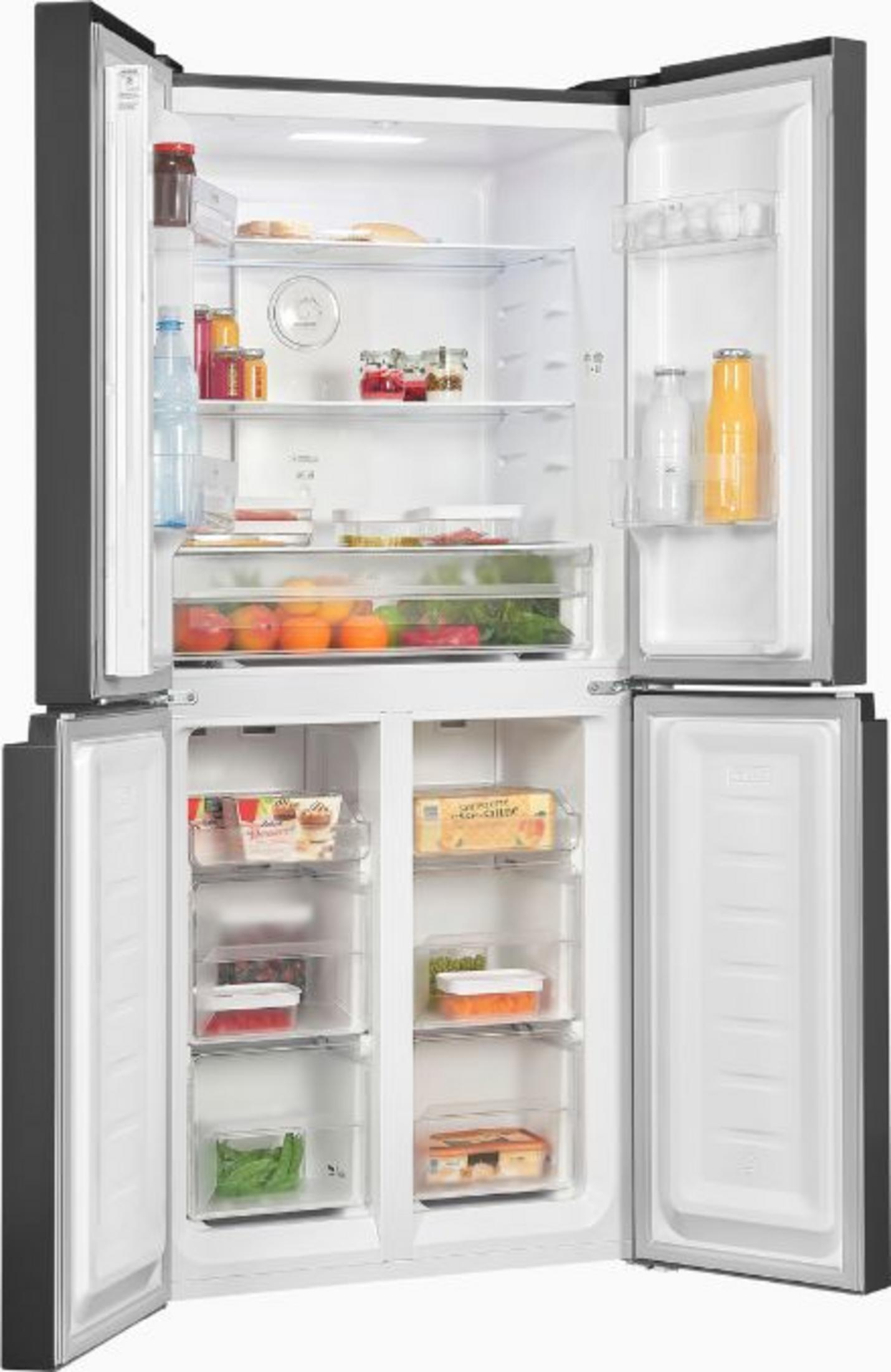 Geöffneter Kühlschrank mit gefüllten Regalen und Schubladen voll Obst, Gemüse und Flaschen.
