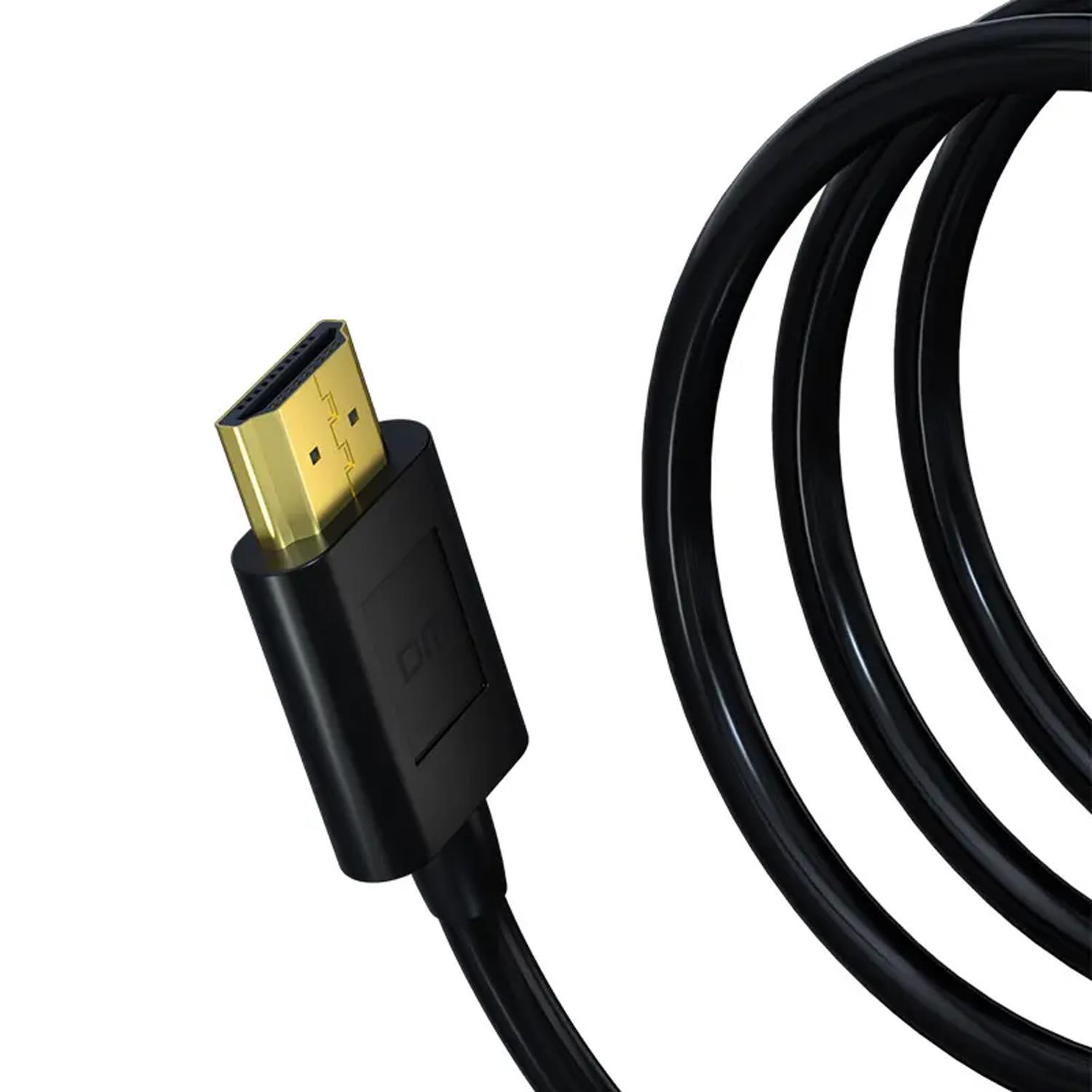 Beyaz arka planda altin kaplama konnektÃ¶rlÃ¼ ve kivrilmis telli siyah HDMI kablosu.