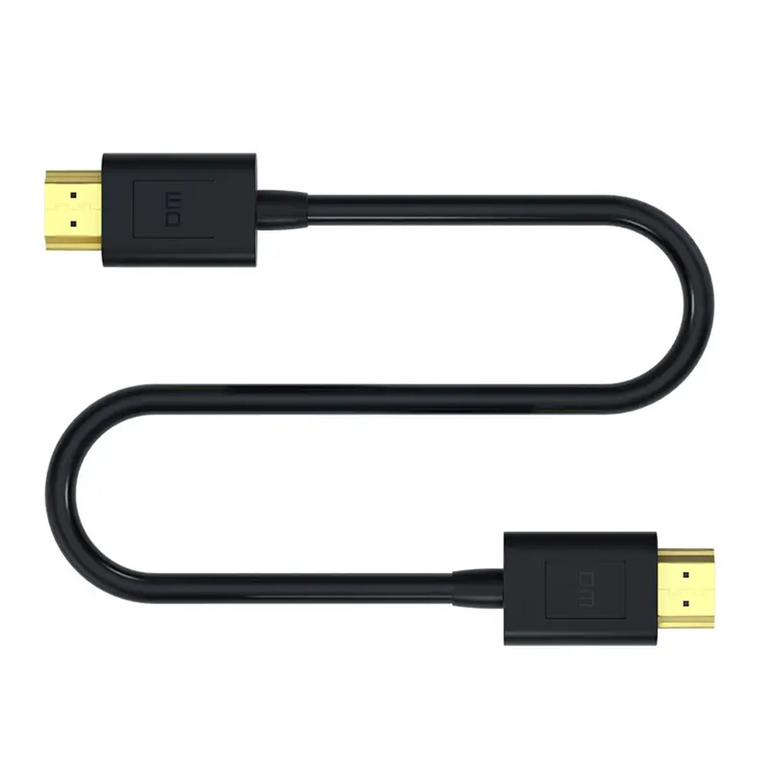 Altın kaplama konnektörlere sahip siyah bir HDMI kablosu, beyaz arka planda S şeklinde düzenlenmiştir.