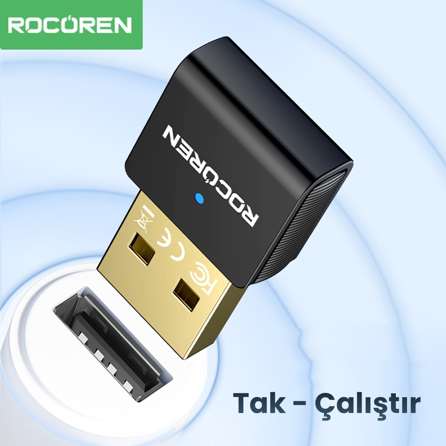 Beyaz bir USB bağlantı noktasının üzerinde altın kaplama konektörlü siyah bir Rocoren USB adaptörü.
