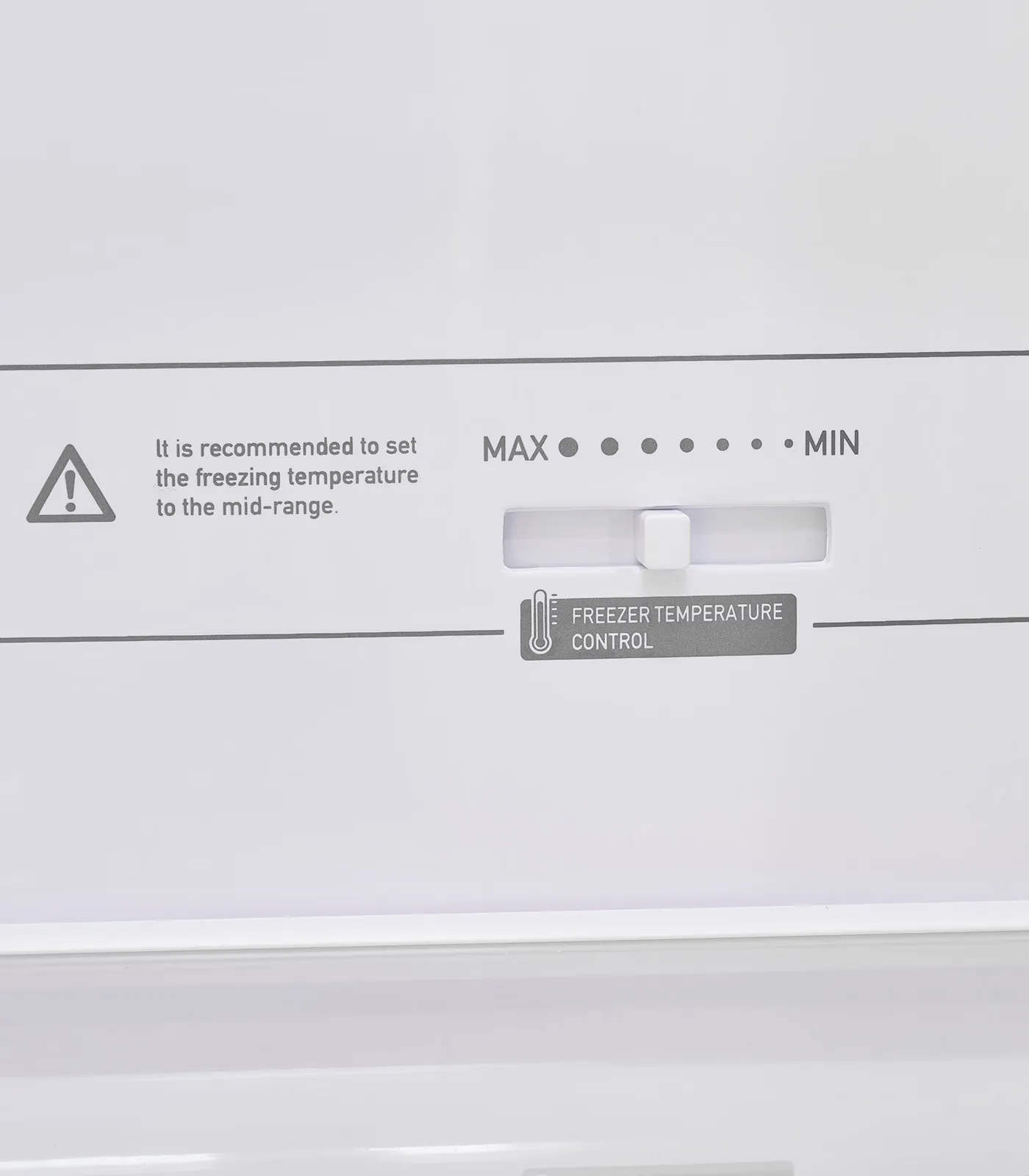 Ein weißer Gefrierschrank-Temperaturregler mit Max- und Min-Optionen, einem Schieberegler und einer Empfehlung.