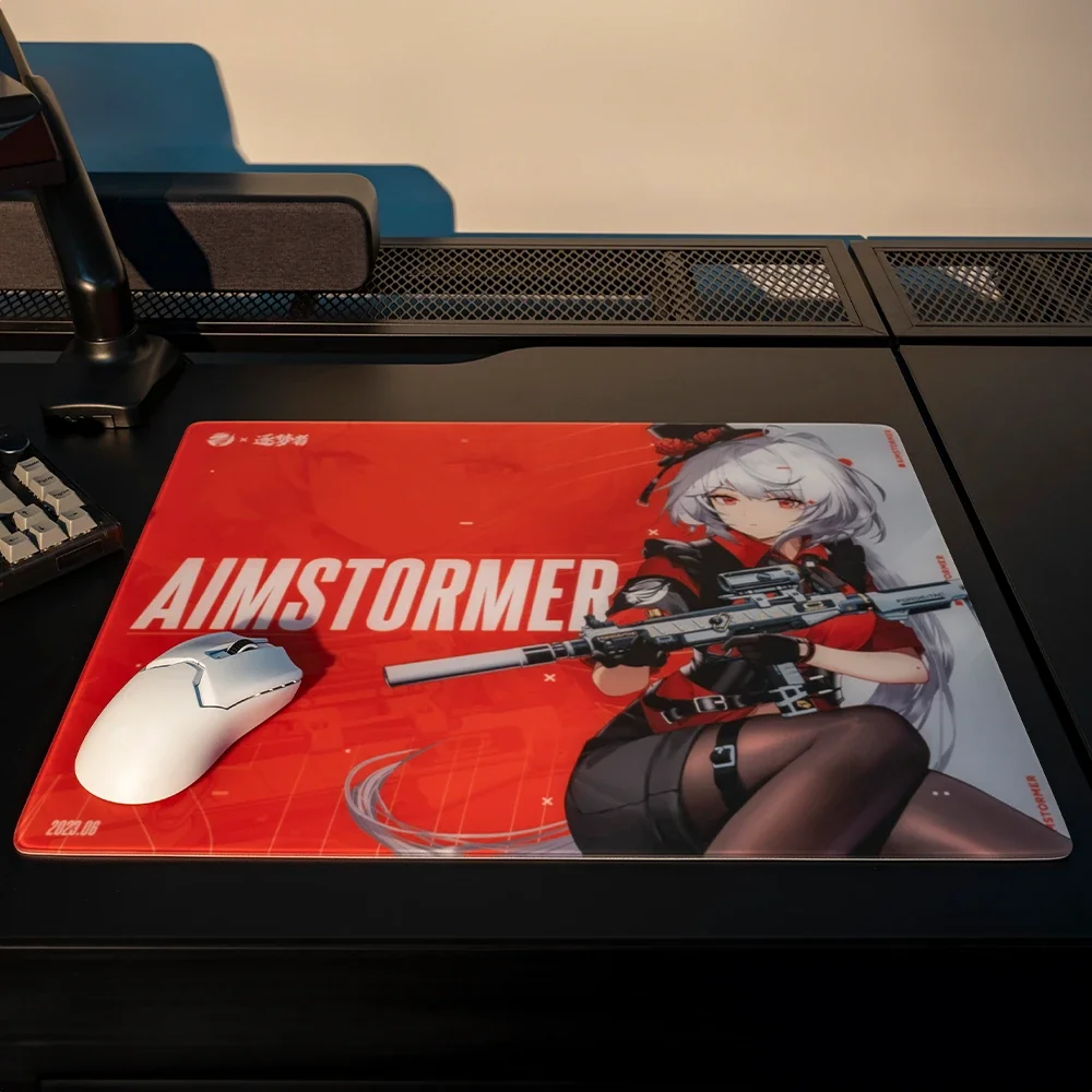 Silah tutan bir anime karakterinin olduğu kırmızı-beyaz mousepad ve solunda beyaz mouse.