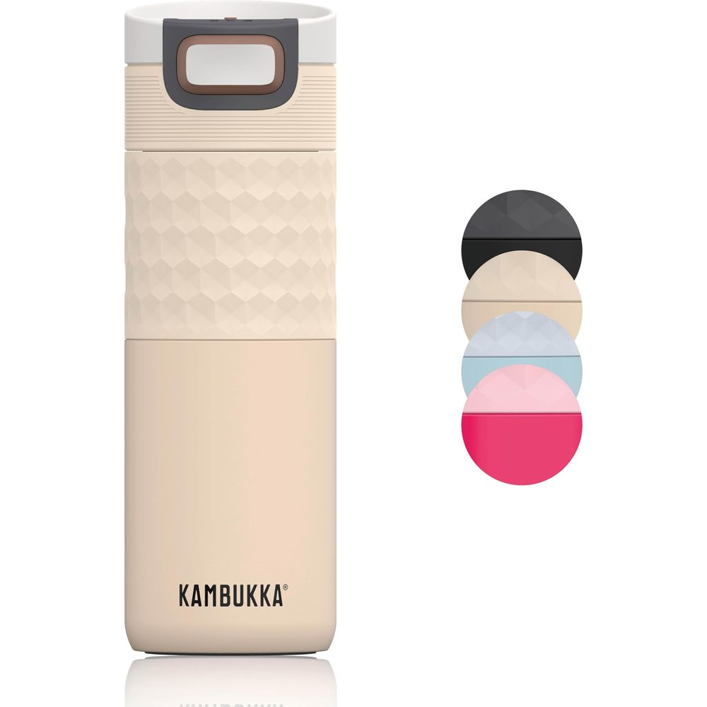 Ein beiger Kambukka Thermobecher mit vier Farbfeldern rechts auf weißem Hintergrund.