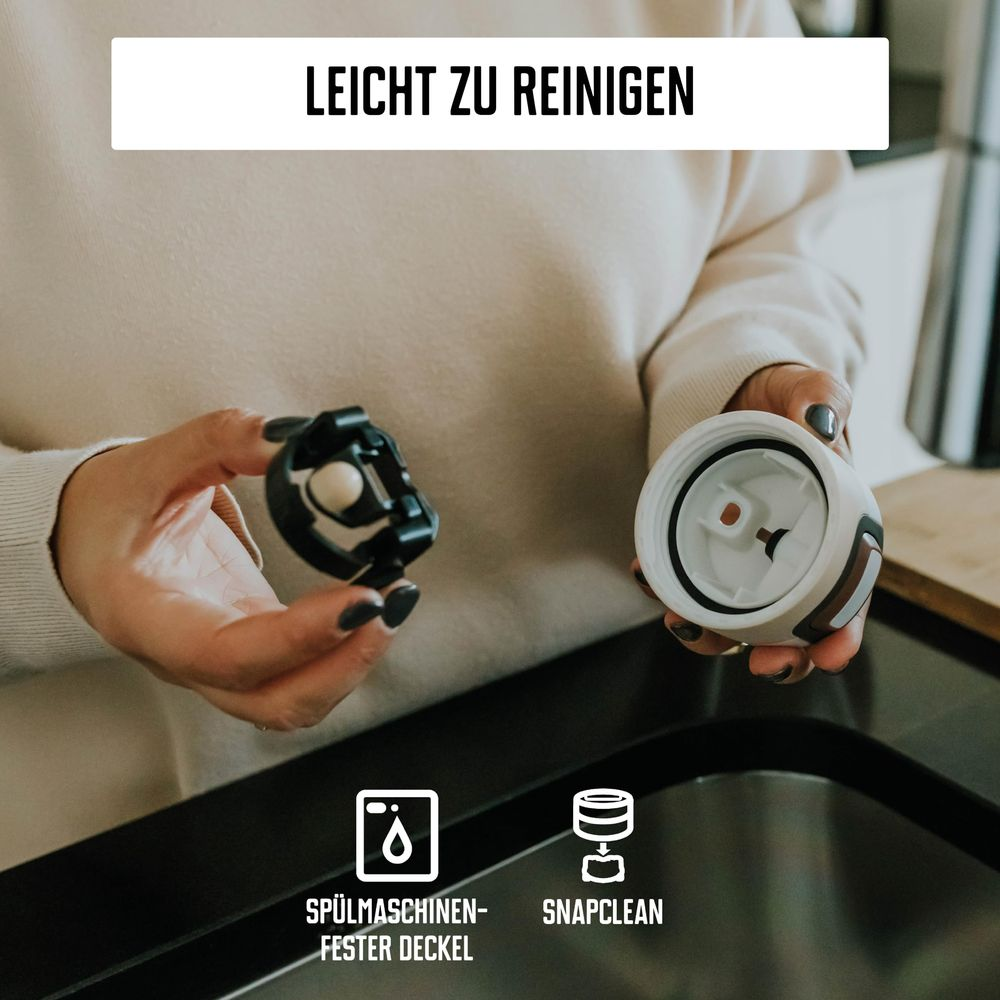 Person hält die Teile eines zerlegten Flachendeckels in den Händen.